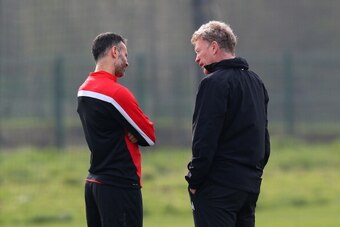 MANCHESTER, ENGLAND - MARCH 31:  David Moyes the manager of Manchester United talks with Ryan Giggs during a training session at the Aon Training Complex on March 31, 2014 in Manchester, England.  (Photo by Alex Livesey/Getty Images)