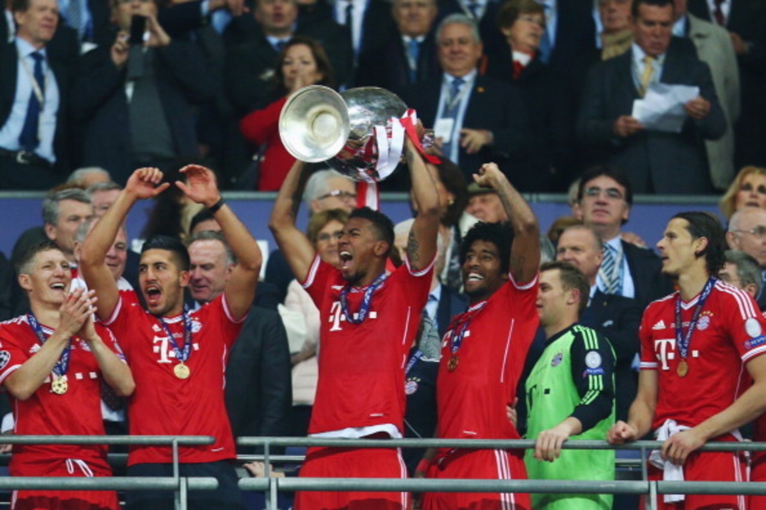 LONDON, ENGLAND - MAY 25: Jerome Boateng of Bayern Muenchen lifts the trophy in celebration alongside team mates after victory in the UEFA Champions League final match between Borussia Dortmund and FC Bayern Muenchen at Wembley Stadium on May 25, 2013 in LONDON, ENGLAND - MAY 25: Jerome Boateng of Bayern Muenchen lifts the trophy in celebration alongside team mates after victory in the UEFA Champions League final match between Borussia Dortmund and FC Bayern Muenchen at Wembley Stadium on May 25, 2013 in