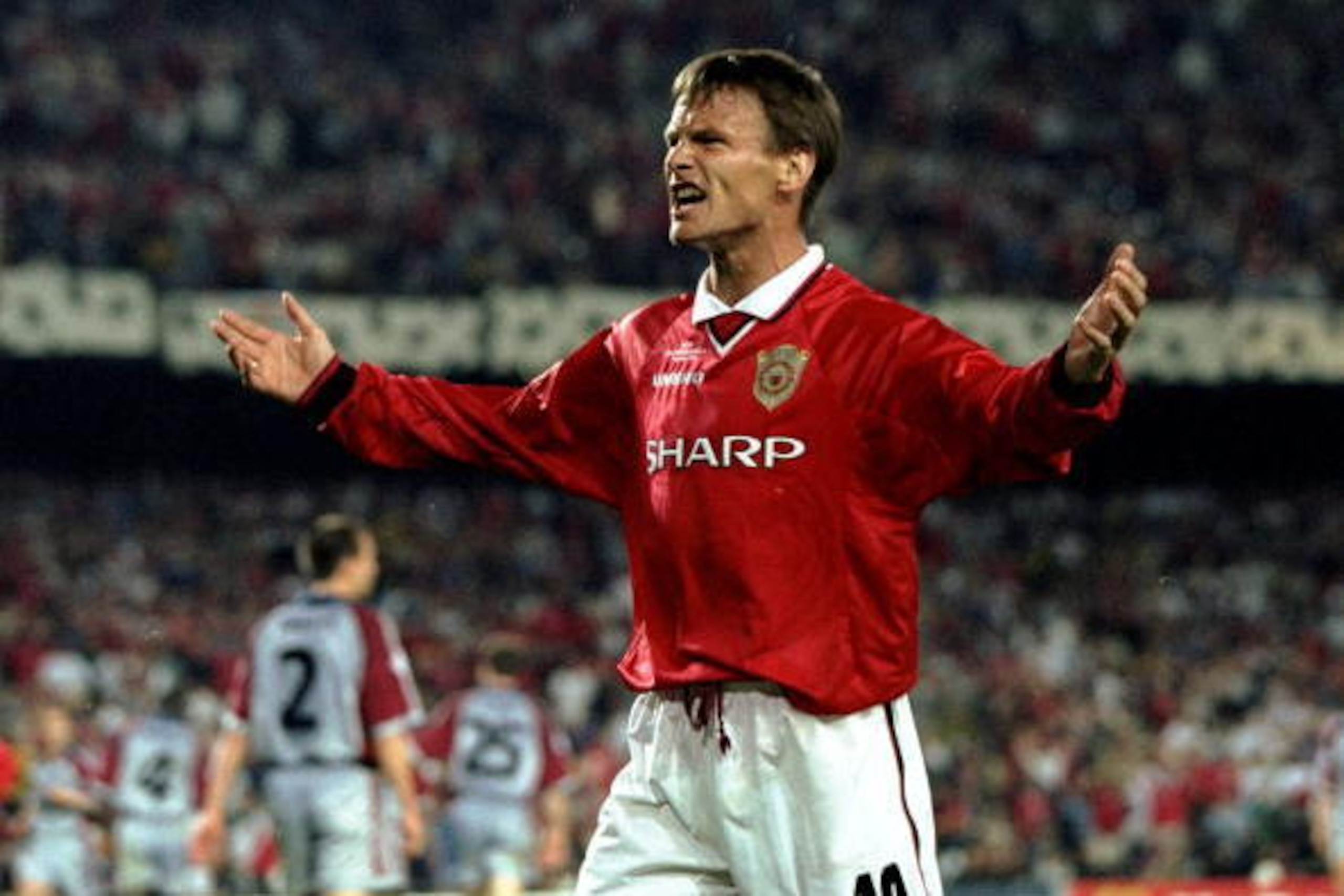 26 May 1999:  Teddy Sheringham of Manchester United during the Champions League Final against Bayern Munich in the Nou Camp Stadium, Barcelona, Spain. Sheringham scored an injury time equalizer after Bayern led from the sixth minute and United won 2 - 1wi
