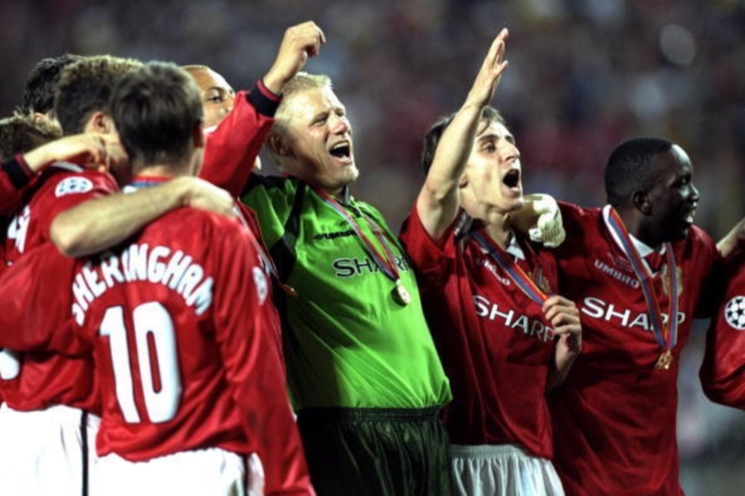 26 May 1999:  Peter Schmeichel leads the Manchester United celebration after victory over Bayern Munich in the UEFA Champions League Final at the Nou Camp in Barcelona, Spain. United scored twice in injury time to win 2-1. \ Mandatory Credit: Alex Livesey