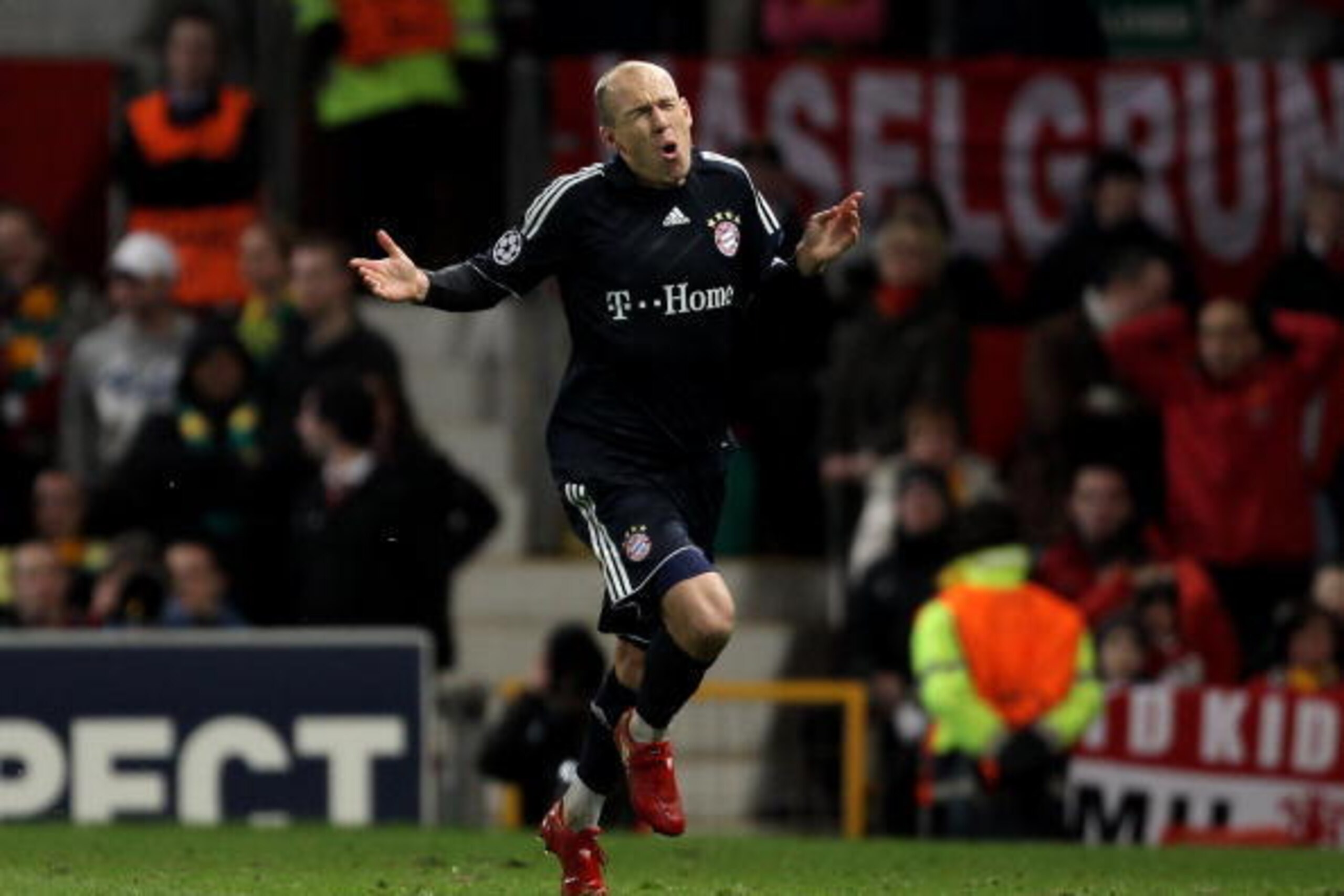 MANCHESTER, ENGLAND - APRIL 07:  Arjen Robben of Bayern Muenchen celebrates scoring his team's second goal during the UEFA Champions League Quarter Final second leg match between Manchester United and Bayern Muenchen at Old Trafford on April 7, 2010 in Ma