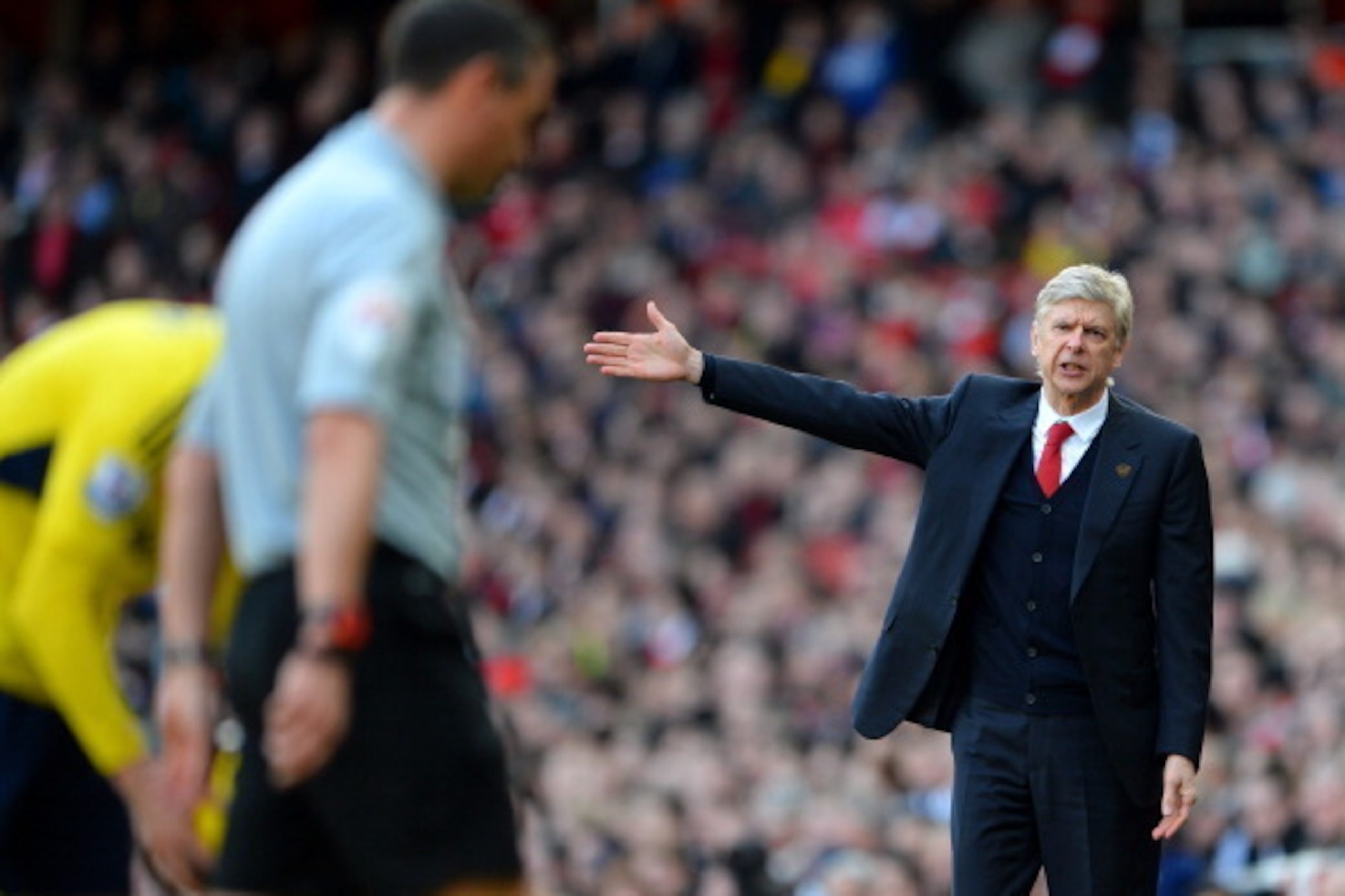 LONDON, ENGLAND - FEBRUARY 22:  Arsene Wenger manager of Arsenal gestures to the referee during the Barclays Premier League match between Arsenal and Sunderland at Emirates Stadium on February 22, 2014 in London, England.  (Photo by Michael Regan/Getty Im