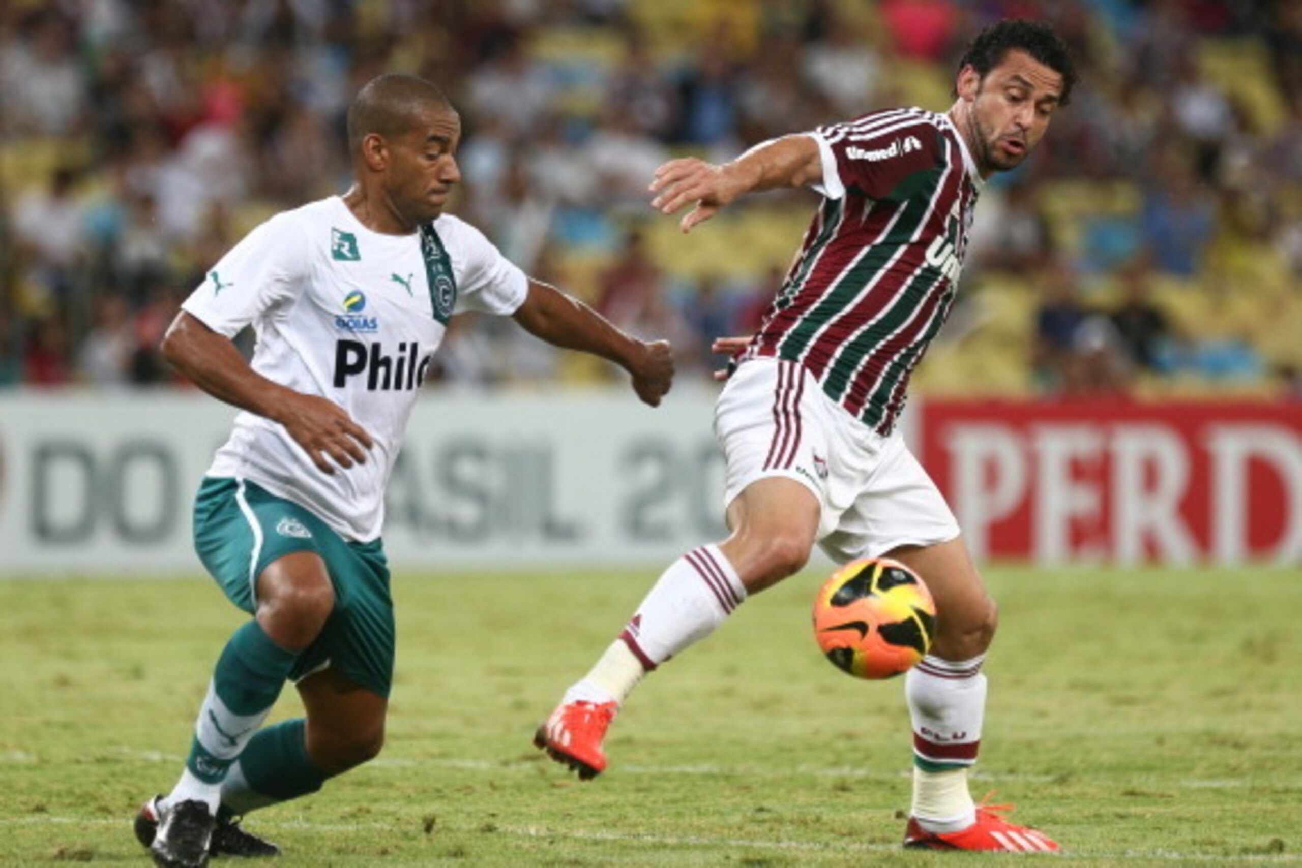RIO DE JANEIRO, BRAZIL - AUGUST 21: Fred (right) of Fluminense struggles for the ball during a match between Fluminense and Goias as part of Brazilian Cup 2013 at Maracana Stadium on August 21, 2013 in Rio de Janeiro, Brazil. (Photo by Buda Mendes/Getty I