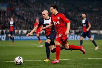 PARIS, FRANCE - MARCH 12:  Christophe Jallet of Paris Saint-Germain chases Andres Guardado of Bayer Leverkusen during the UEFA Champions League Round of 16 second leg match between Paris Saint-Germain FC and Bayer Leverkusen at Parc des Princes on March 1