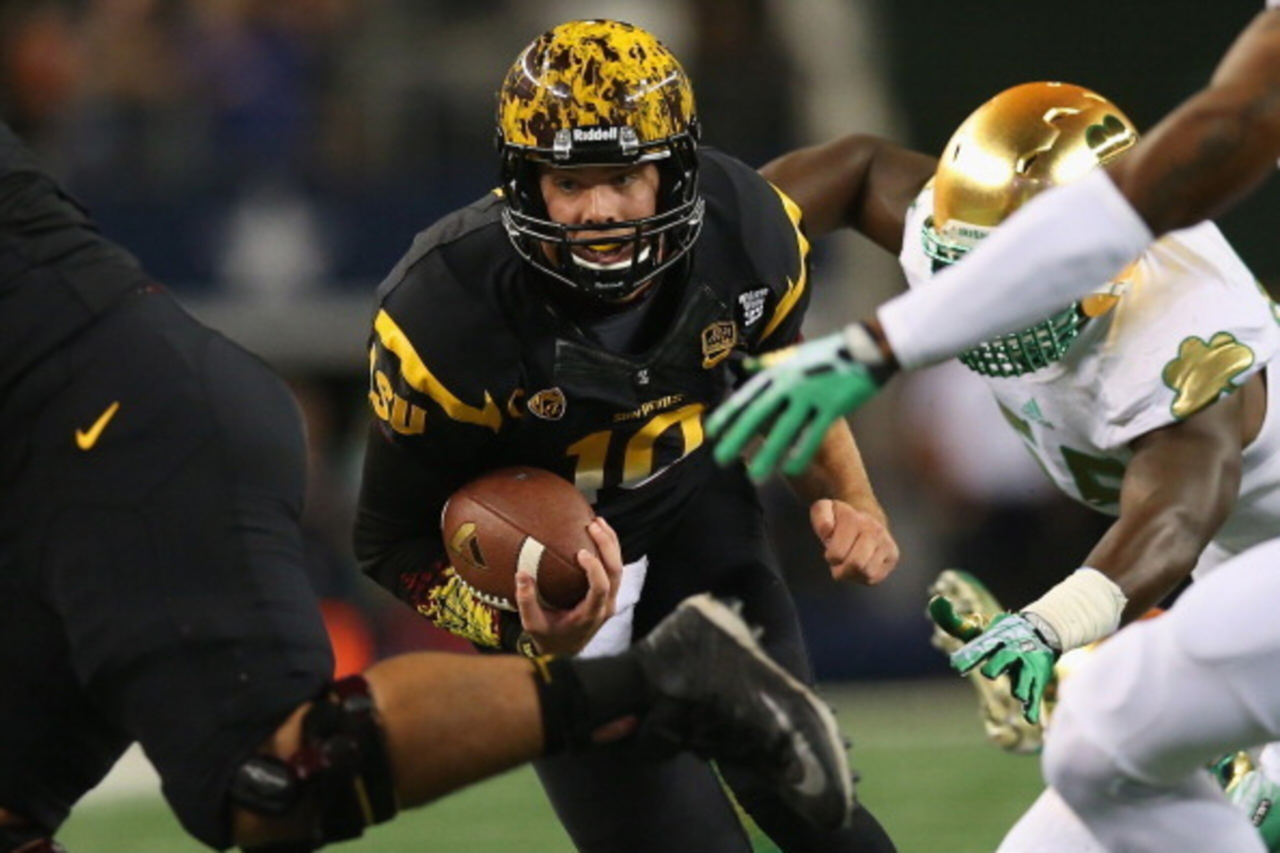ARLINGTON, TX - OCTOBER 05:  Taylor Kelly #10 of the Arizona State Sun Devils runs the ball against the Notre Dame Fighting Irish at Cowboys Stadium on October 5, 2013 in Arlington, Texas.  (Photo by Ronald Martinez/Getty Images)