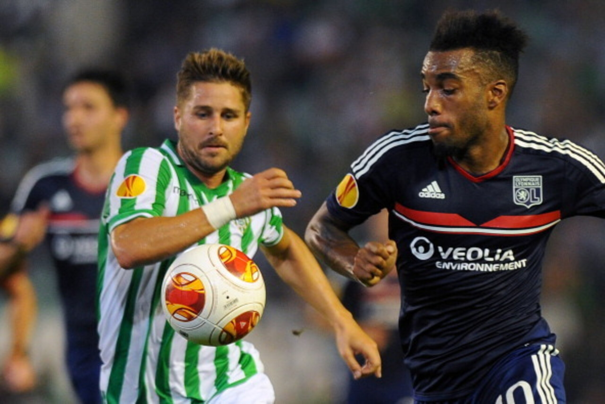 SEVILLE, SPAIN - SEPTEMBER 19:  Alexandre Lacazette (R) of Olympique Lyonnais and Markus Steinhofer of Real Betis Balompie in action during the UEFA Europa League group stage match between Real Betis Balompie and Olympique Lyonnais held on September 19, 2