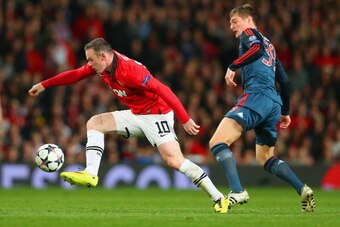 MANCHESTER, ENGLAND - APRIL 01: Toni Kroos of Bayern Muenchen marshalls Wayne Rooney of Manchester United during the UEFA Champions League Quarter Final first leg match between Manchester United and FC Bayern Muenchen at Old Trafford on April 1, 2014 in MANCHESTER, ENGLAND - APRIL 01: Toni Kroos of Bayern Muenchen marshalls Wayne Rooney of Manchester United during the UEFA Champions League Quarter Final first leg match between Manchester United and FC Bayern Muenchen at Old Trafford on April 1, 2014 in