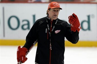 Why should Mike Babcock win an award for guiding his team through injuries while Bylsma catches flack for his similar performance?