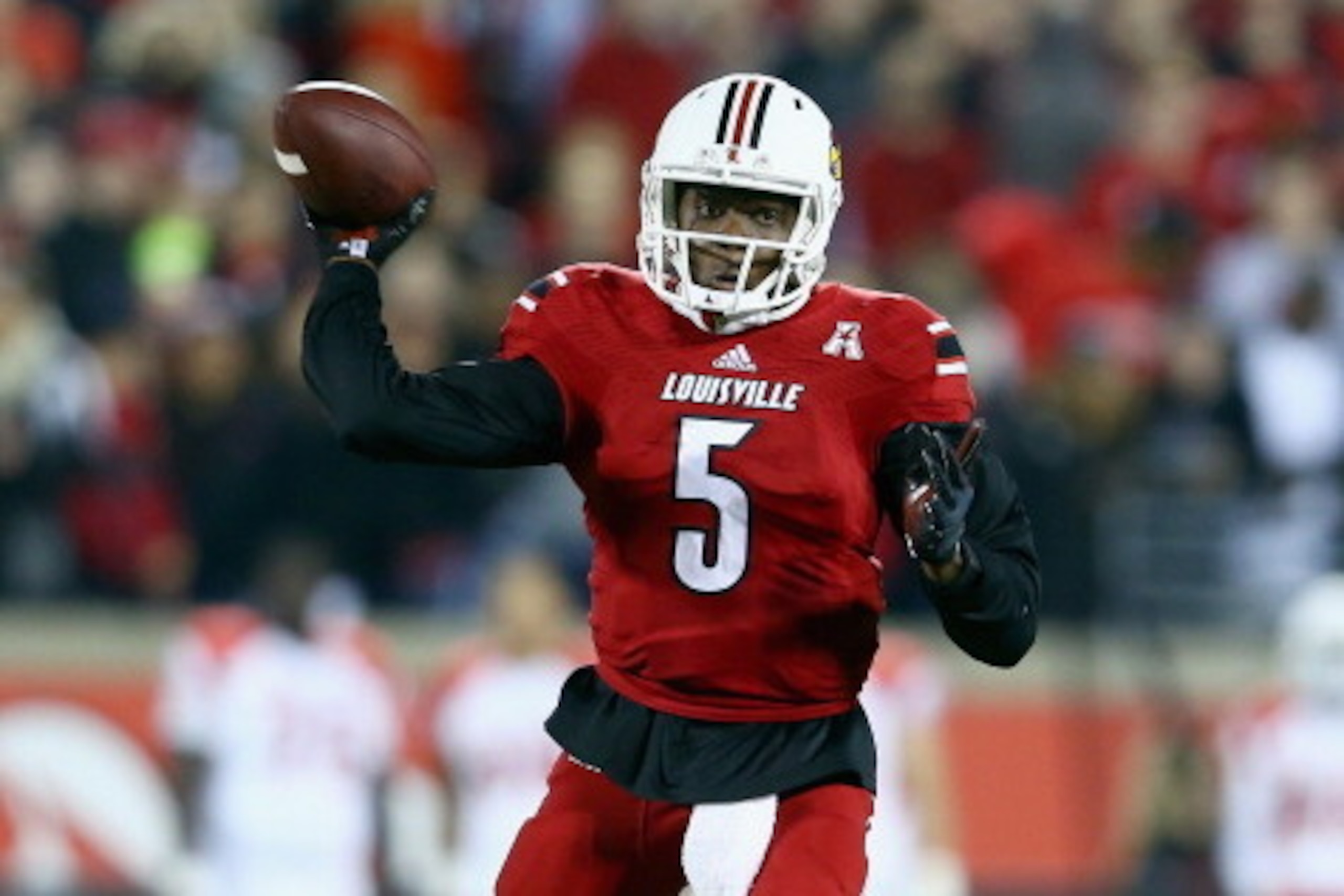 LOUISVILLE, KY - NOVEMBER 16:  Teddy Bridgewater #5 of the Louisville Cardinals throws a pass during the game against the Houston Cougars at Papa John's Cardinal Stadium on November 16, 2013 in Louisville, Kentucky.  (Photo by Andy Lyons/Getty Images)