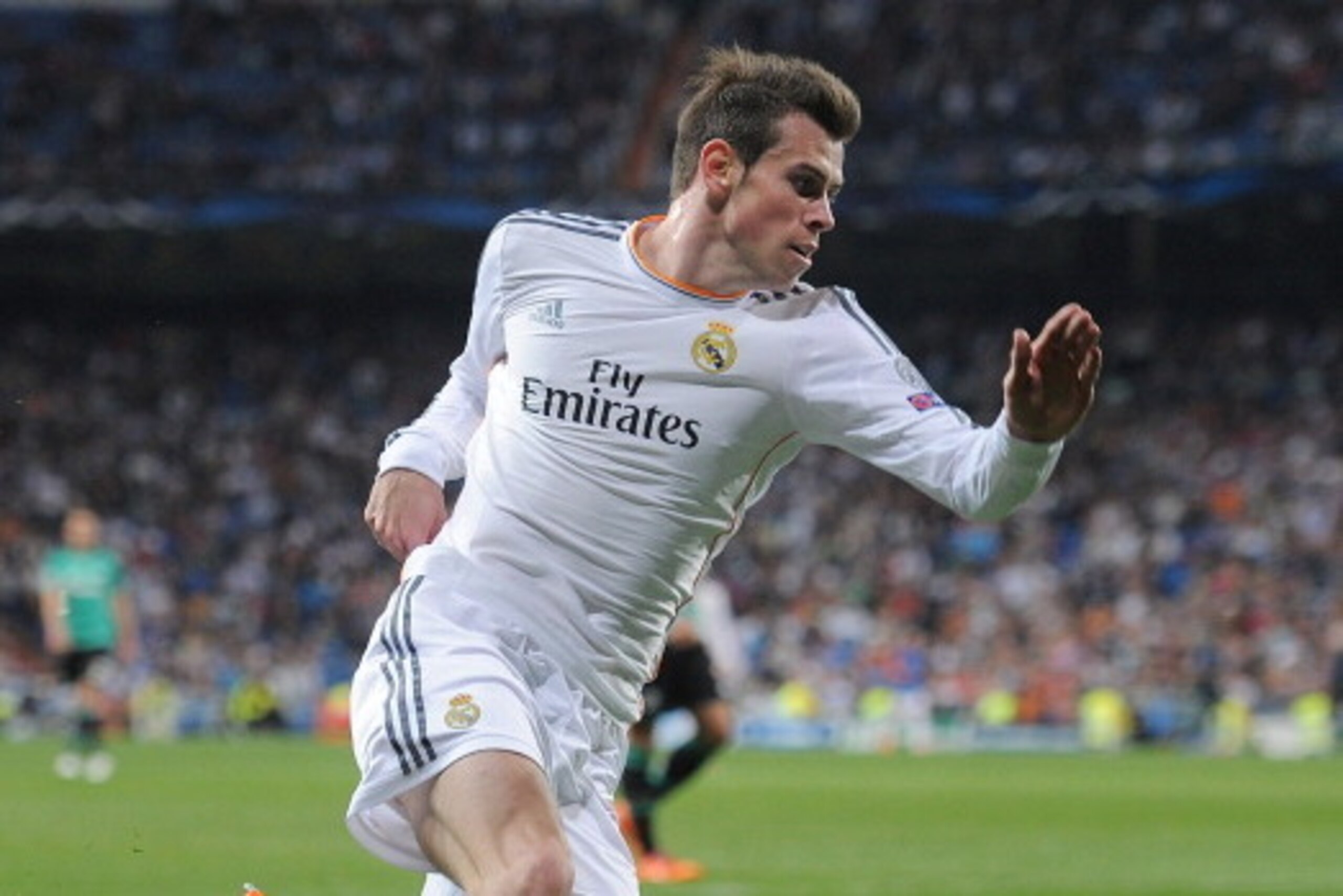MADRID, SPAIN - MARCH 18:  Gareth Bale of Real Madrid CF in action during the UEFA Champions League Round of 16, 2nd leg match between Real Madrid CF and FC Schalke 04 at Estadio Santiago Bernabeu on March 18, 2014 in Madrid, Spain.  (Photo by Denis Doyle