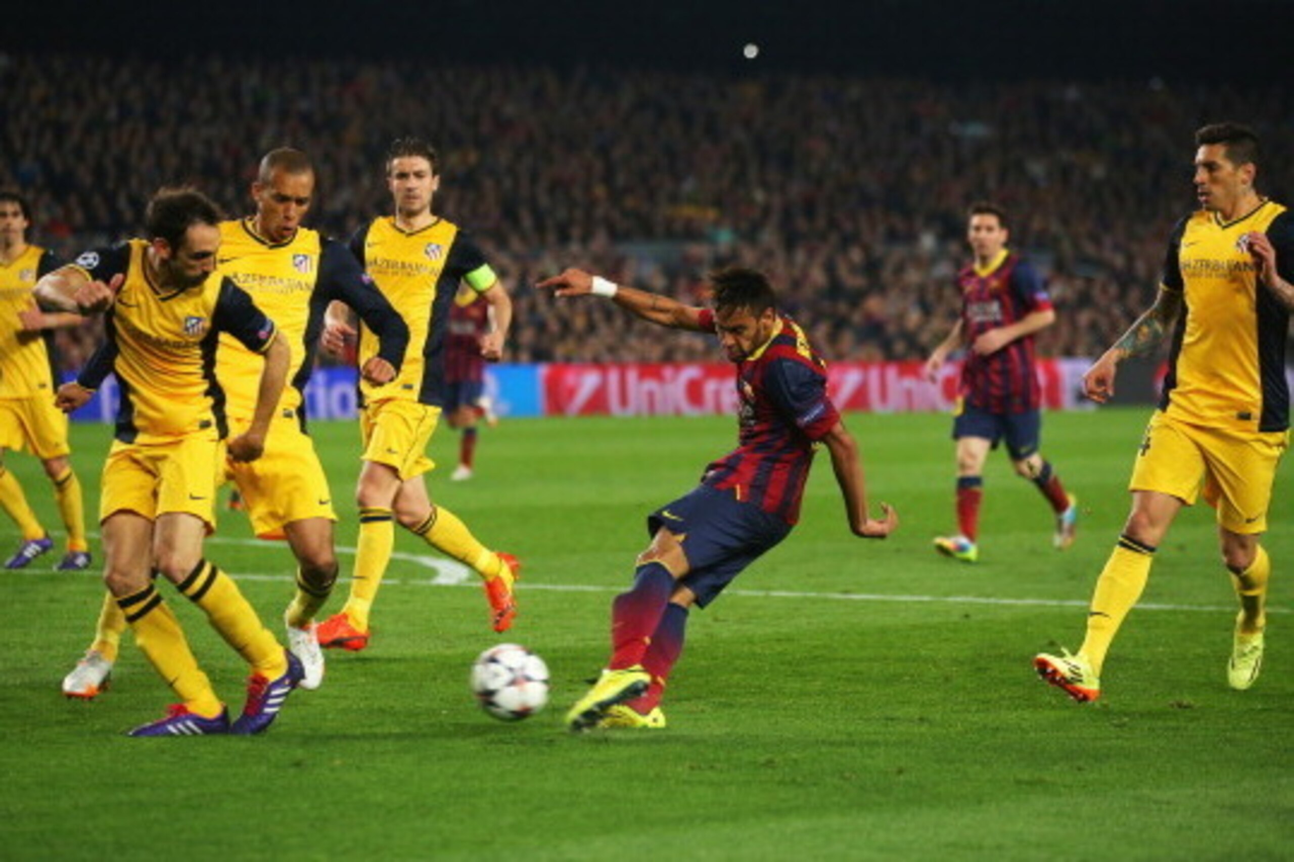BARCELONA, SPAIN - APRIL 01:  Neymar of Barcelona shoots at goal during the UEFA Champions League Quarter Final first leg match between FC Barcelona and Club Atletico de Madrid at Camp Nou on April 1, 2014 in Barcelona, Spain.  (Photo by Clive Rose/Getty 