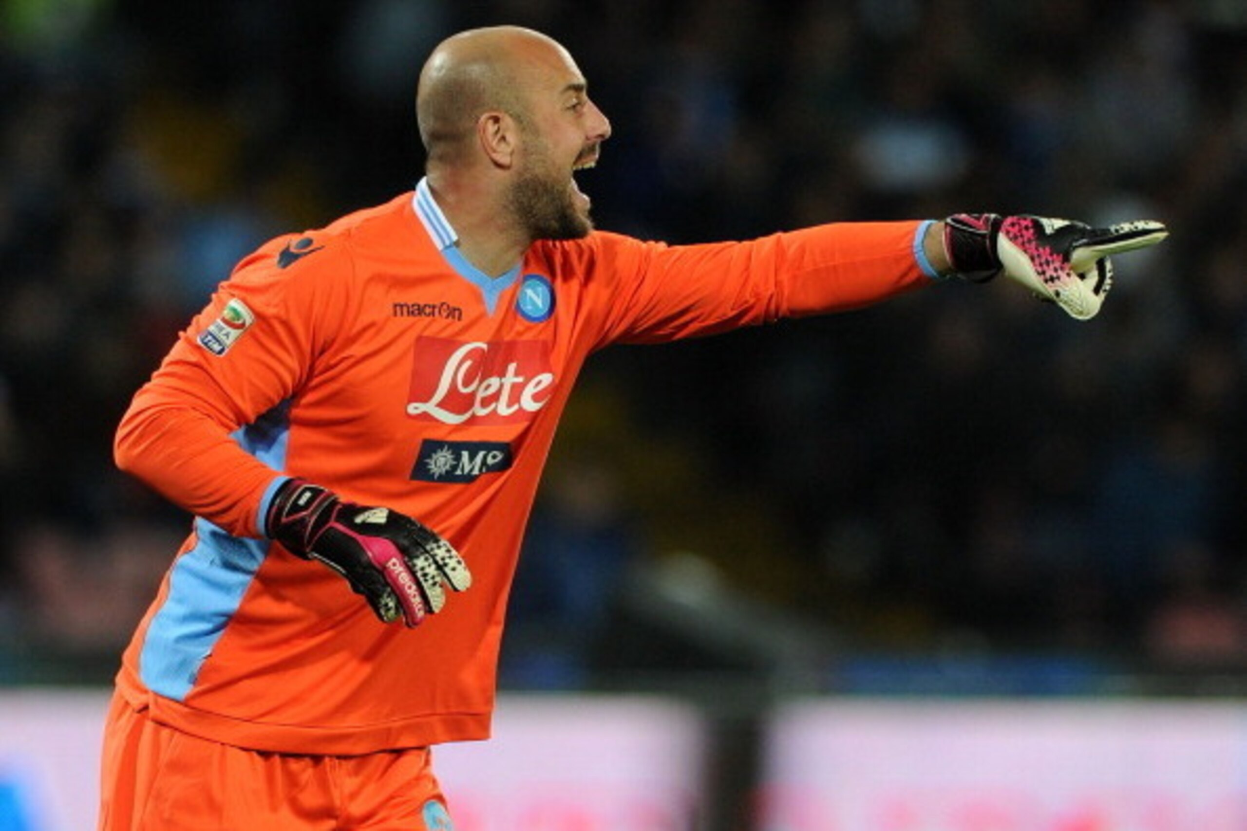NAPLES, ITALY - MARCH 23:  Pepe Reina of Napoli in action during the Serie A match between SSC Napoli and ACF Fiorentina at Stadio San Paolo on March 23, 2014 in Naples, Italy.  (Photo by Giuseppe Bellini/Getty Images)