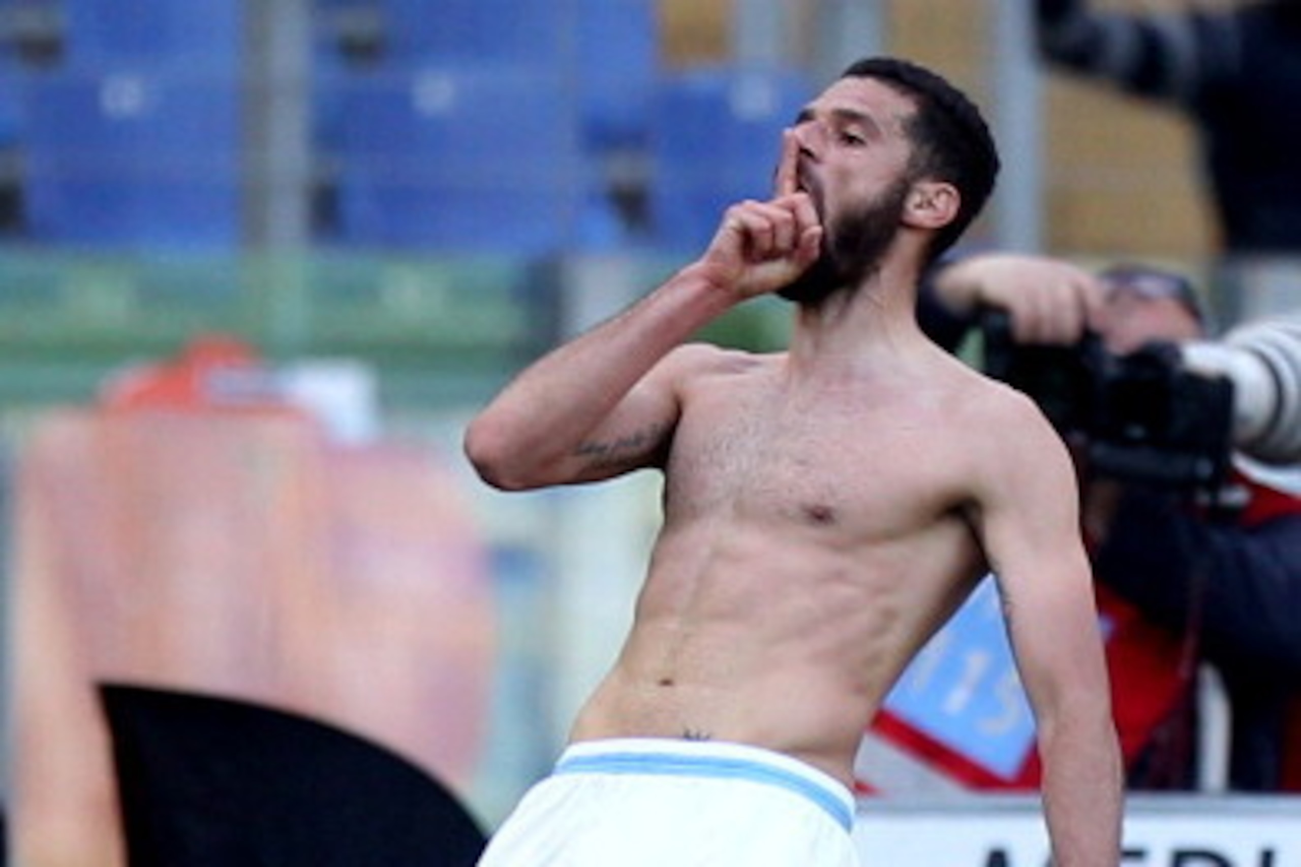ROME, ITALY - MARCH 30:  Antonio Candreva of SS Lazio celebrates after scoring the third goal during the Serie A match between SS Lazio and Parma FC at Stadio Olimpico on March 30, 2014 in Rome, Italy.  (Photo by Paolo Bruno/Getty Images)