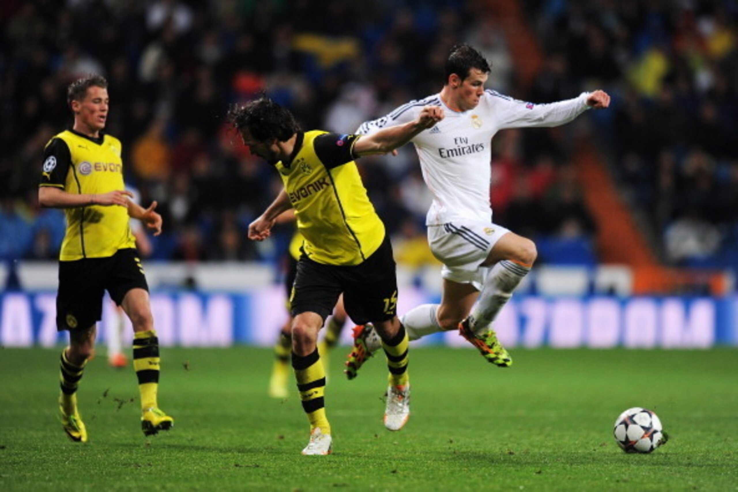 MADRID, SPAIN - APRIL 02: Gareth Bale of Real Madrid skips past Mats Hummels of Borussia Dortmund during the UEFA Champions League Quarter Final first leg match between Real Madrid and Borussia Dortmund at Estadio Santiago Bernabeu on April 2, 2014 in Mad