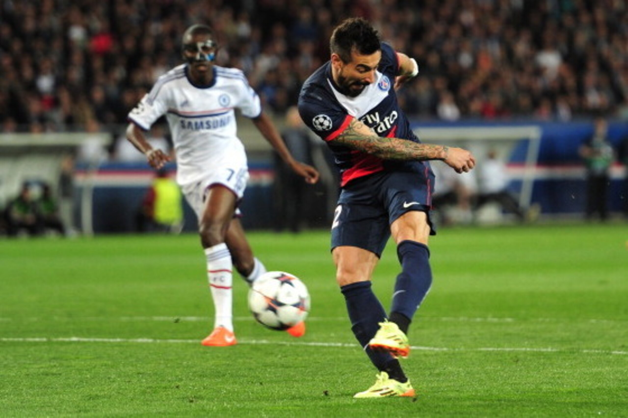 PARIS, FRANCE - APRIL 02:  Ezequiel Lavezzi of PSG scores the opening goal during the UEFA Champions League quarter final, first leg match between Paris Saint Germain and Chelsea at Parc des Princes on April 2, 2014 in Paris, France.  (Photo by Shaun Bott