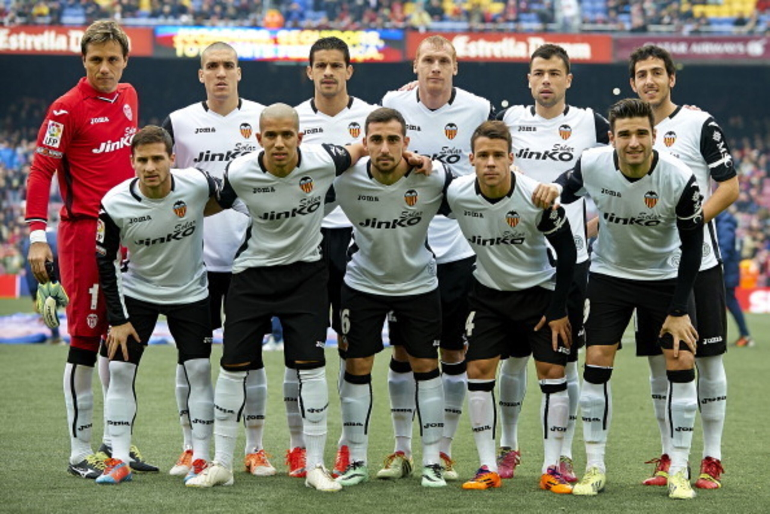 BARCELONA, SPAIN - FEBRUARY 01:   The team of Valencia CF lines up prior to the La Liga match between FC Barcelona and Valencia CF at Camp Nou on February 1, 2014 in Barcelona, Spain.  (Photo by Manuel Queimadelos Alonso/Getty Images)