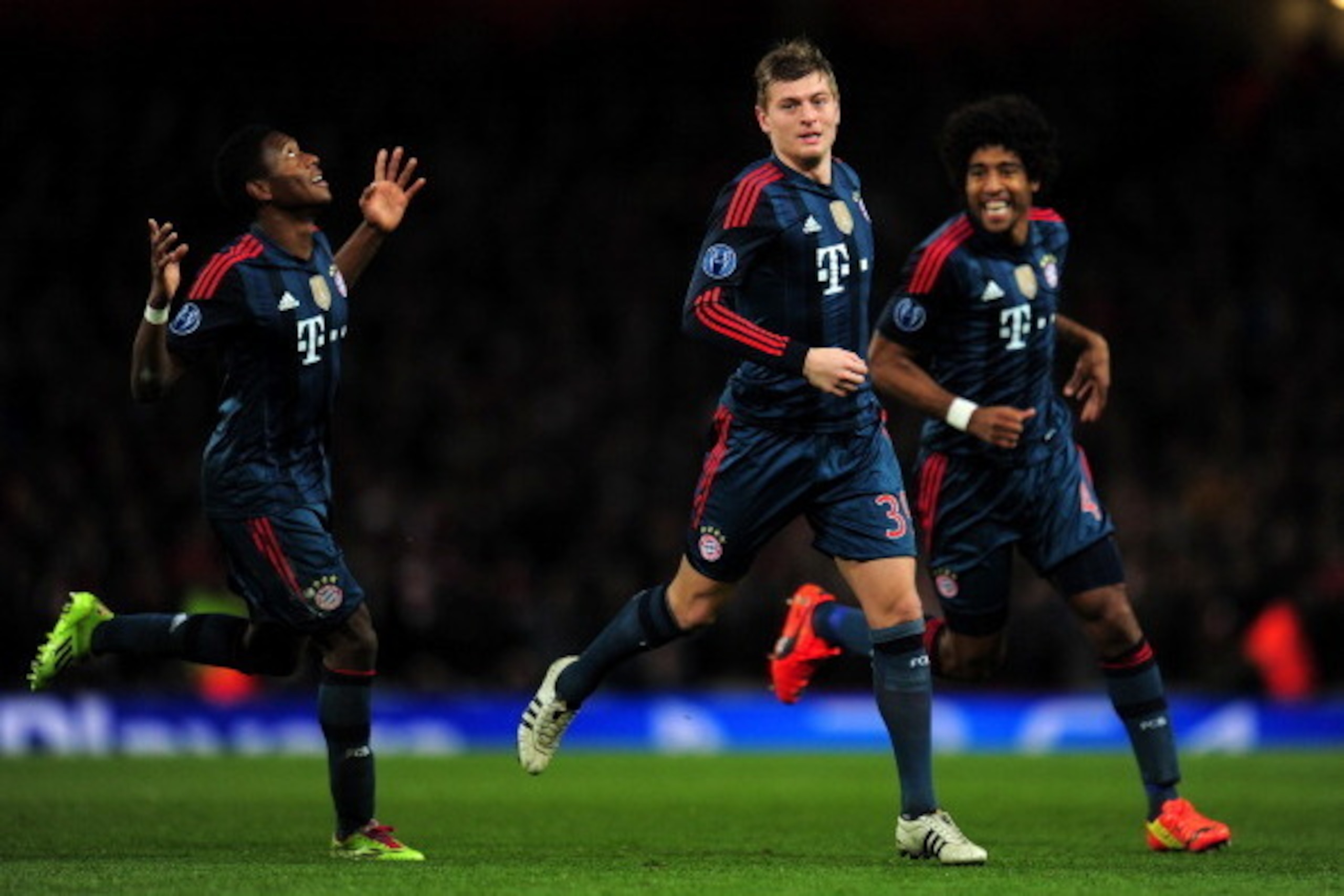 LONDON, ENGLAND - FEBRUARY 19:  Toni Kroos of Bayern Muenchen celebrates scoring the opening goal with with team mates during the UEFA Champions League Round of 16 first leg match between Arsenal and FC Bayern Muenchen at Emirates Stadium on February 19, 