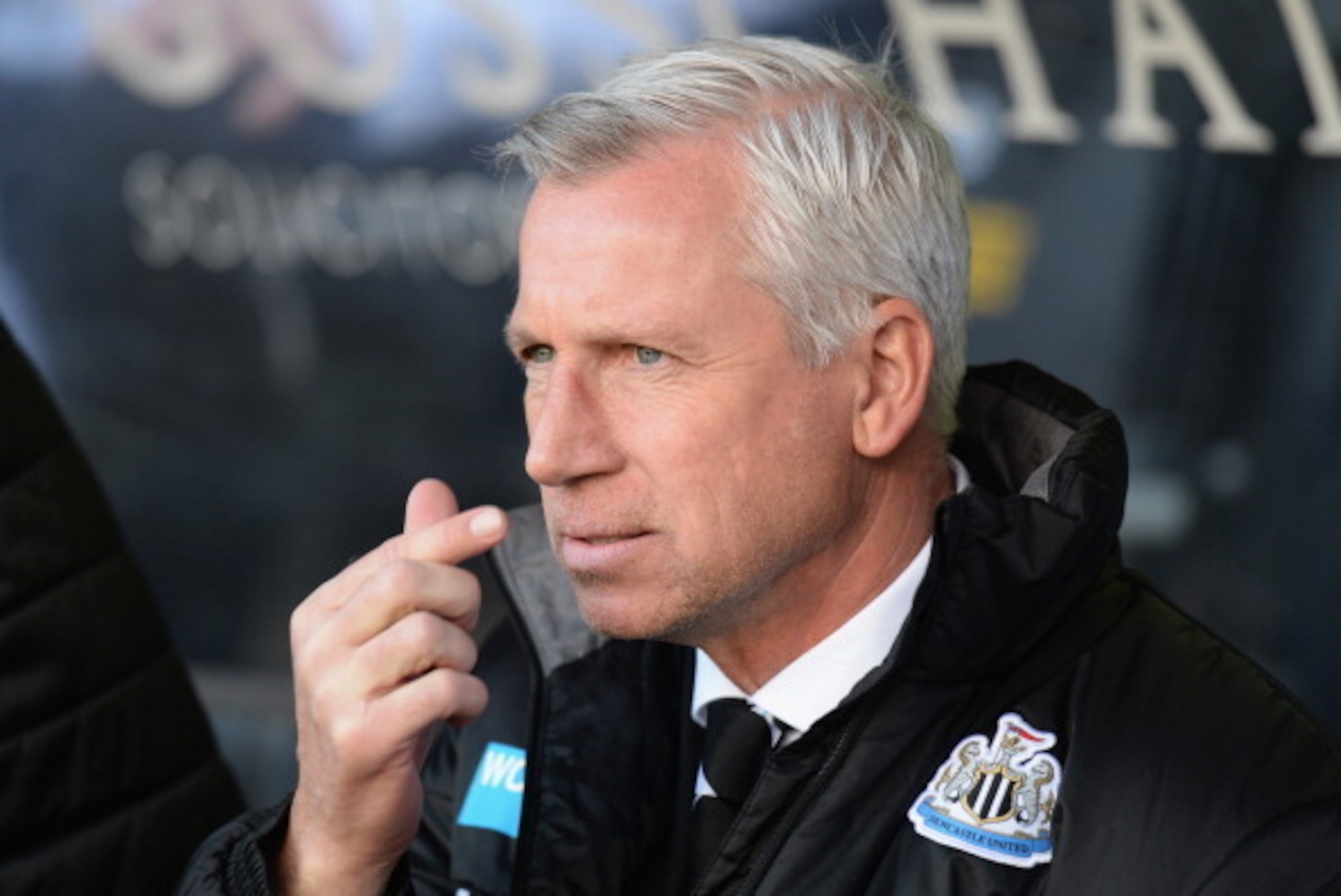 HULL, ENGLAND - MARCH 01:  Alan Pardew, Manager of Newcastle United during the Barclays Premier League match between Hull City and Newcastle United at KC Stadium on March 1, 2014 in Hull, England.  (Photo by Tony Marshall/Getty Images)
