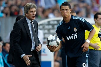 MALAGA, SPAIN - MAY 16: Head coach Manuel Pellegrini (L) gives instructions to Cristiano Ronaldo during the La Liga match between Malaga and Real Madrid at La Rosaleda Stadium on May 16, 2010 in Malaga, Spain. (Photo by Angel Martinez/Getty Images)