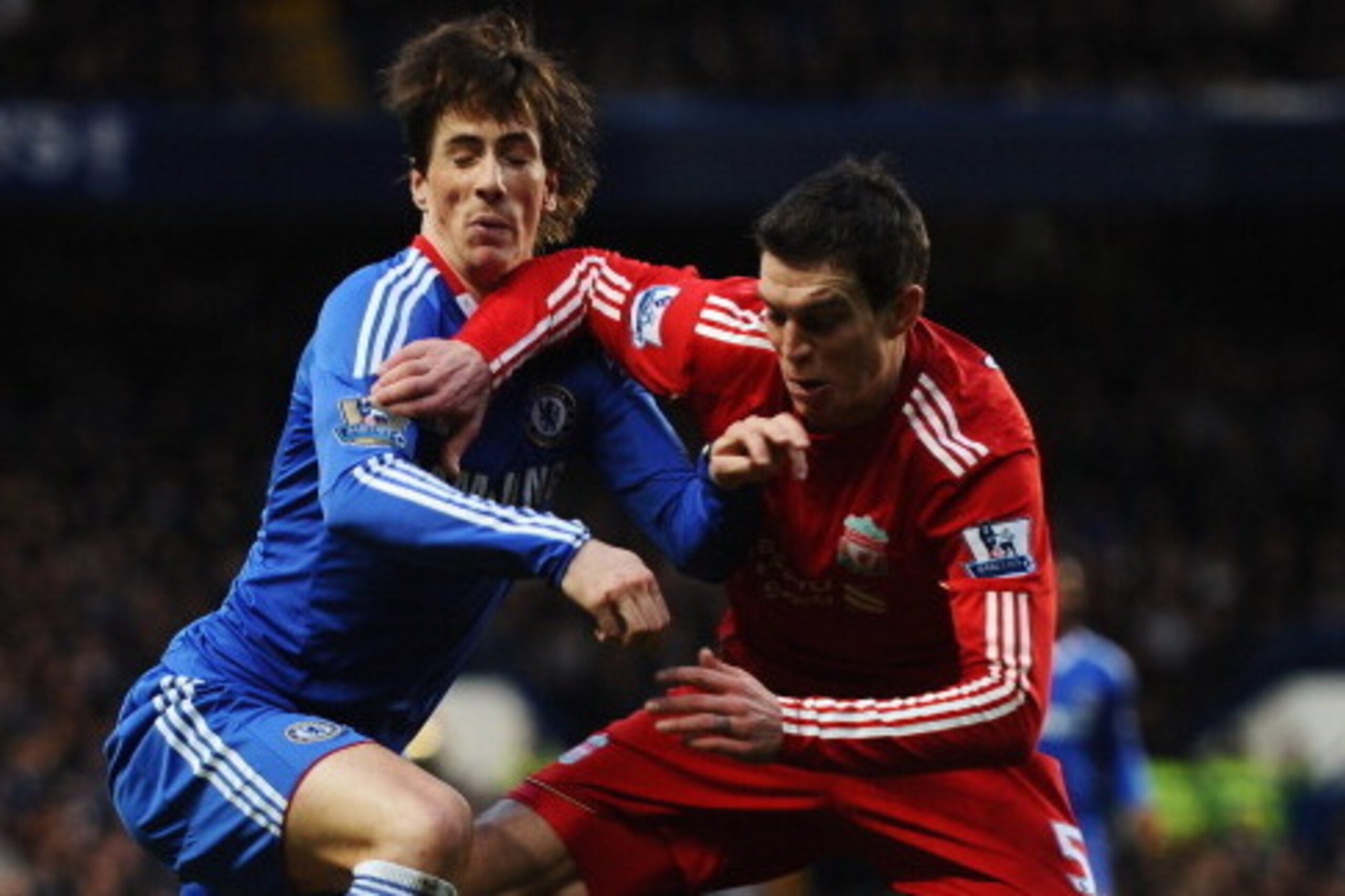 LONDON, ENGLAND - FEBRUARY 06:  Fernando Torres of Chelsea is challenged by Daniel Agger of Liverpool during the Barclays Premier League match between Chelsea and Liverpool at Stamford Bridge on February 6, 2011 in London, England.  (Photo by Laurence Gri