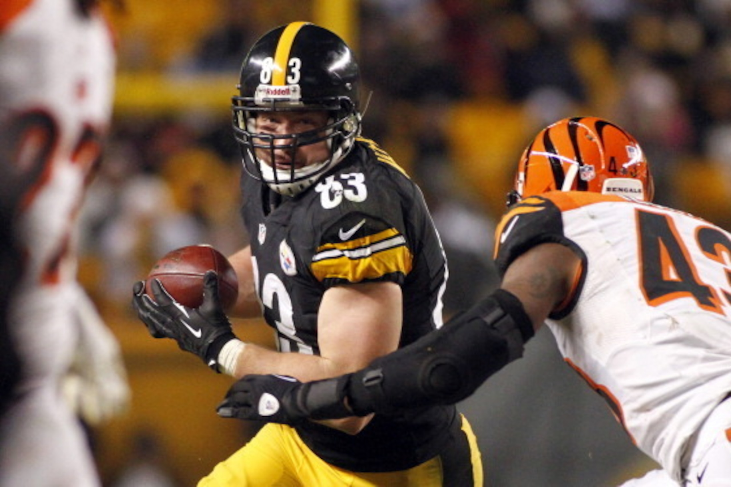 PITTSBURGH, PA - DECEMBER 15:  Heath Miller #83 of the Pittsburgh Steelers runs after making the catch against the Cincinnati Bengals during the game on December 15, 2013 at Heinz Field in Pittsburgh, Pennsylvania.  (Photo by Justin K. Aller/Getty Images)