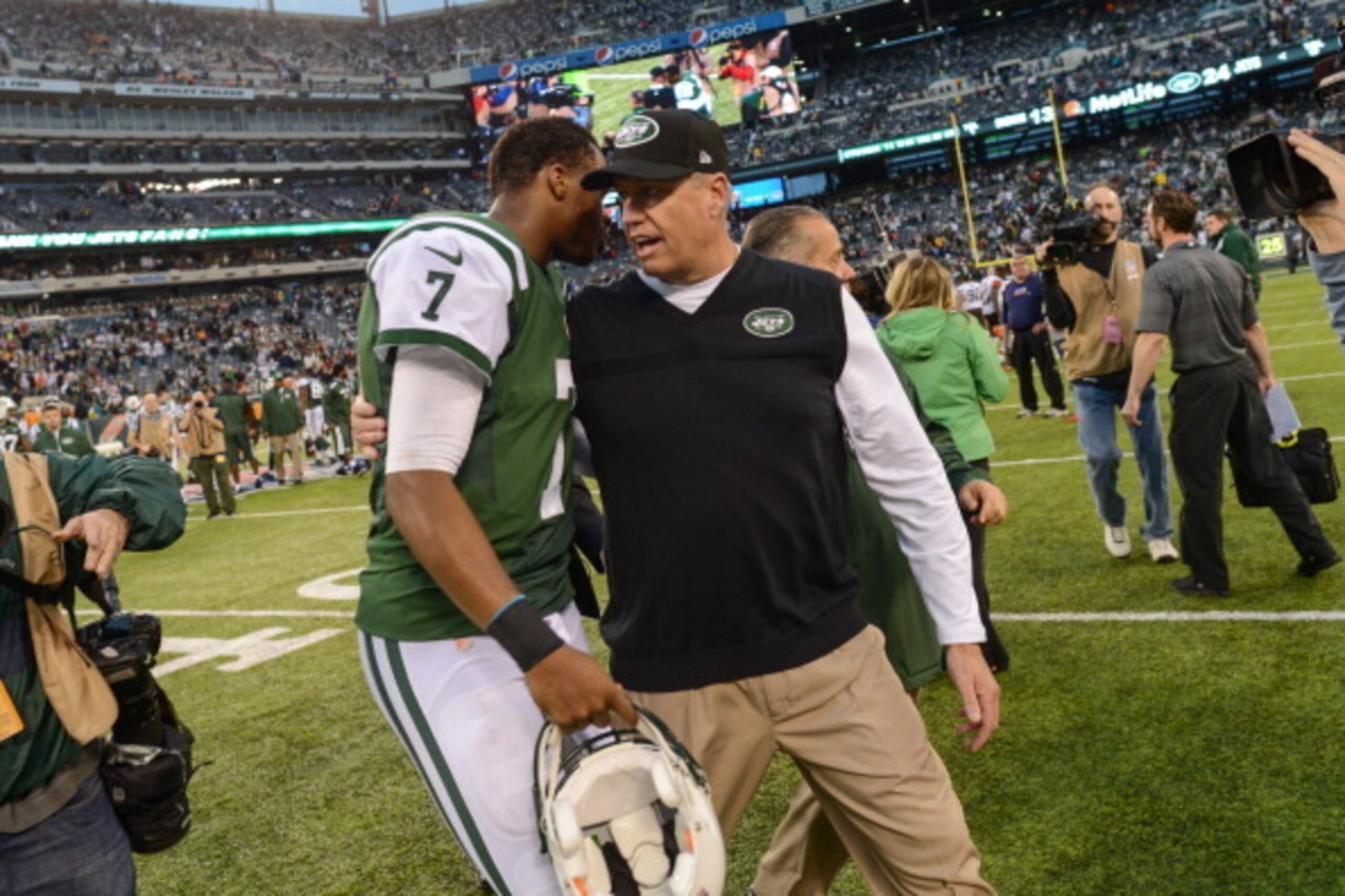 EAST RUTHERFORD, NJ - DECEMBER 22:  Head coach Rex Ryan of the New York Jets and quarterback Geno Smith #7 of the New York Jets walk off together at the end of  the game against the Cleveland Browns at MetLife Stadium on December 22, 2013 in East Rutherfo