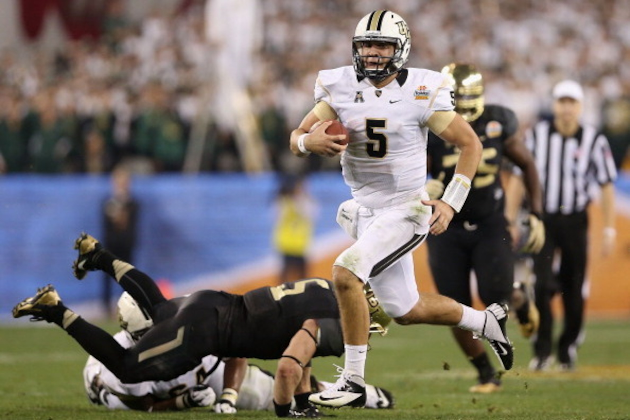 GLENDALE, AZ - JANUARY 01: Quarterback Blake Bortles #5 of the UCF Knights runs with the football against the Baylor Bears during the Tostitos Fiesta Bowl at University of Phoenix Stadium on January 1, 2014 in Glendale, Arizona. (Photo by Christian Pete GLENDALE, AZ - JANUARY 01: Quarterback Blake Bortles #5 of the UCF Knights runs with the football against the Baylor Bears during the Tostitos Fiesta Bowl at University of Phoenix Stadium on January 1, 2014 in Glendale, Arizona. (Photo by Christian Pete