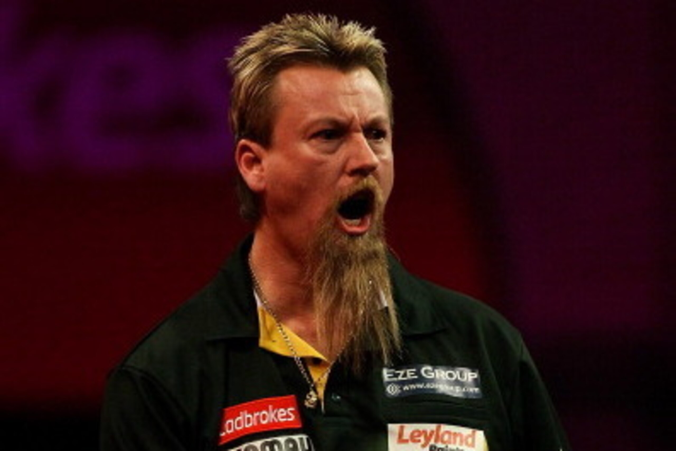 LONDON, ENGLAND - DECEMBER 30:  Simon Whitlock of Australia celebrates winning the fourth set during his semi final match against Peter Wright of Scotland on day fifteen of the Ladbrokes.com World Darts Championship at Alexandra Palace on December 30, 201