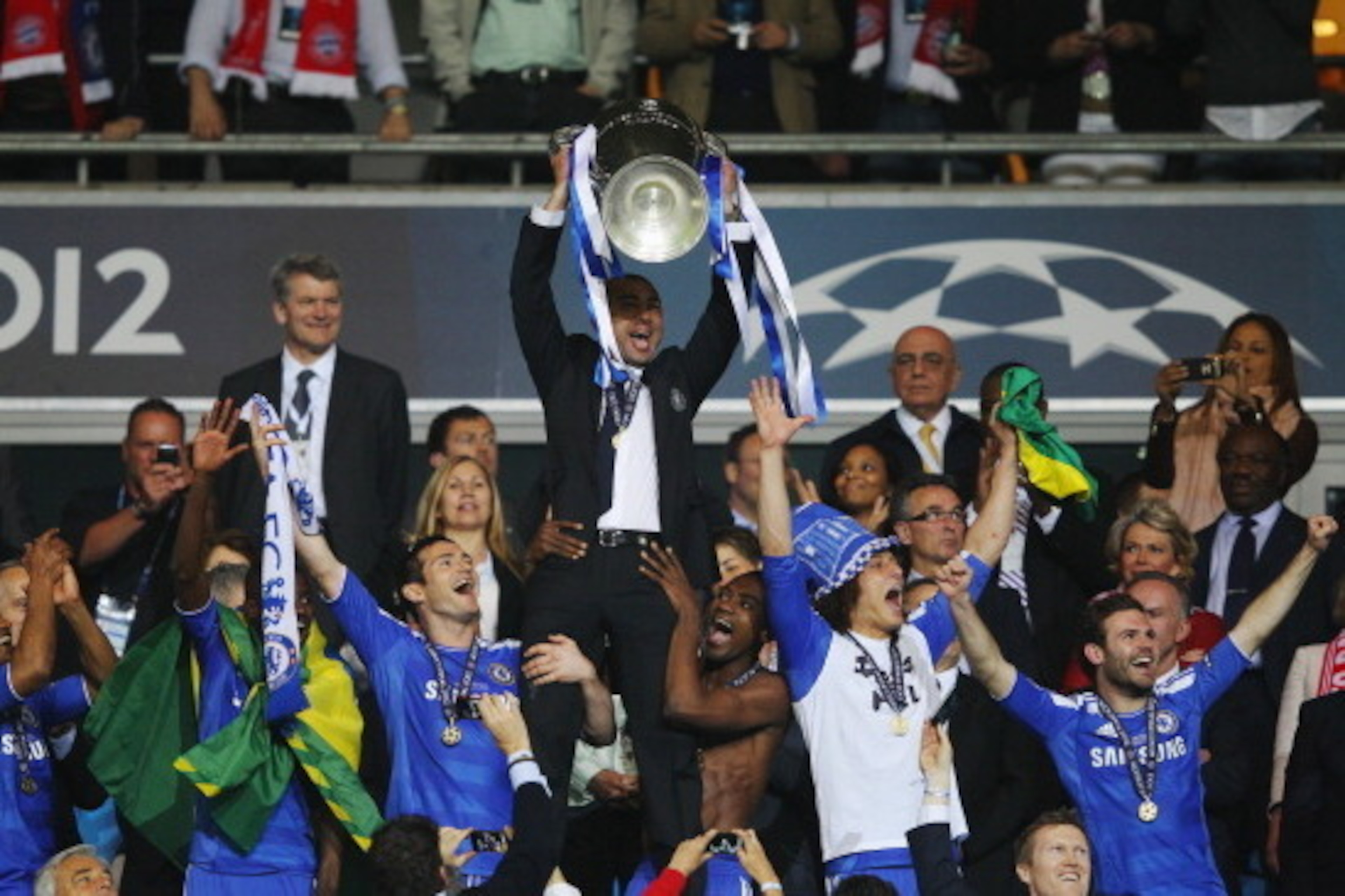 MUNICH, GERMANY - MAY 19:  Roberto Di Matteo interim manager of Chelsea lifts the trophy in celebration after their victory in the UEFA Champions League Final between FC Bayern Muenchen and Chelsea at the Fussball Arena München on May 19, 2012 in Munich,
