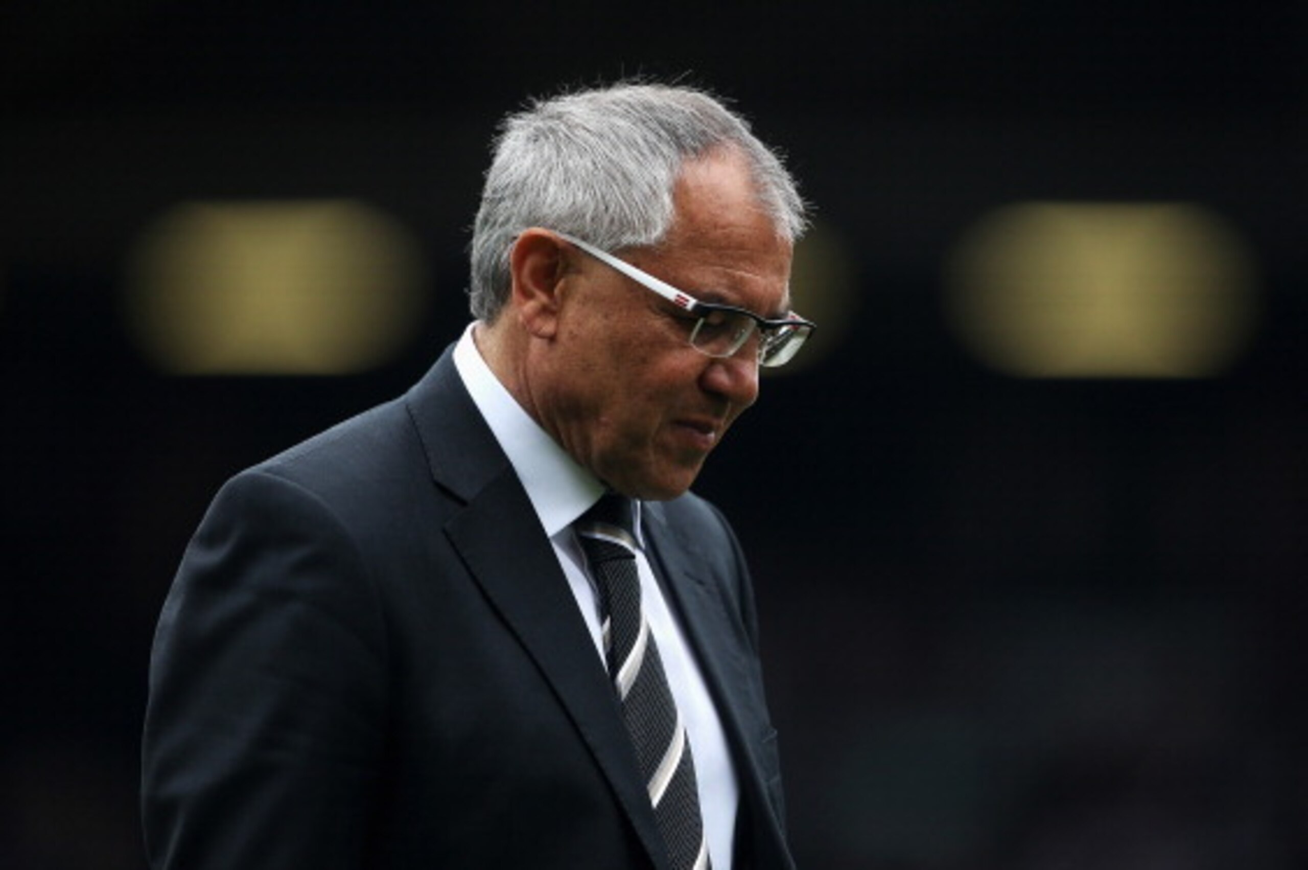 LONDON, ENGLAND - MARCH 30:  Felix Magath, manager of Fulham looks dejected after the Barclays Premier League match between Fulham and Everton at Craven Cottage on March 30, 2014 in London, England.  (Photo by Scott Heavey/Getty Images)