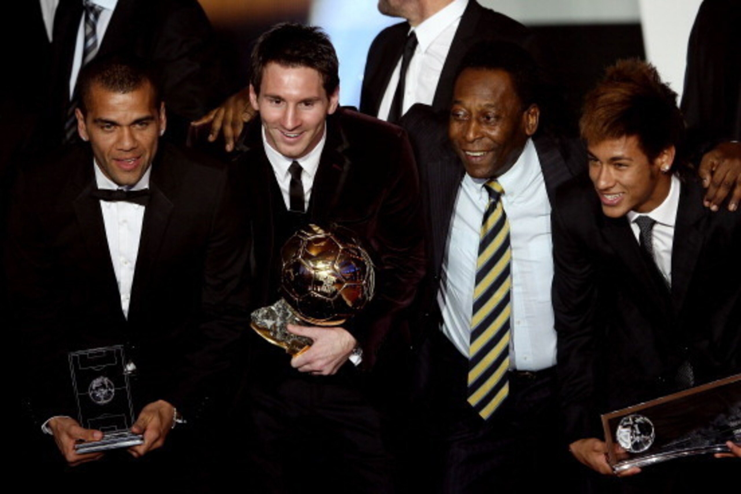 ZURICH, SWITZERLAND - JANUARY 09:  (L to R) Danny Alves and Lionel Messi of Barcelona with Pele and Neymar of Santos during the FIFA Ballon d'Or Gala 2011 on January 9, 2012 in Zurich, Switzerland.  (Photo by Scott Heavey/Getty Images)