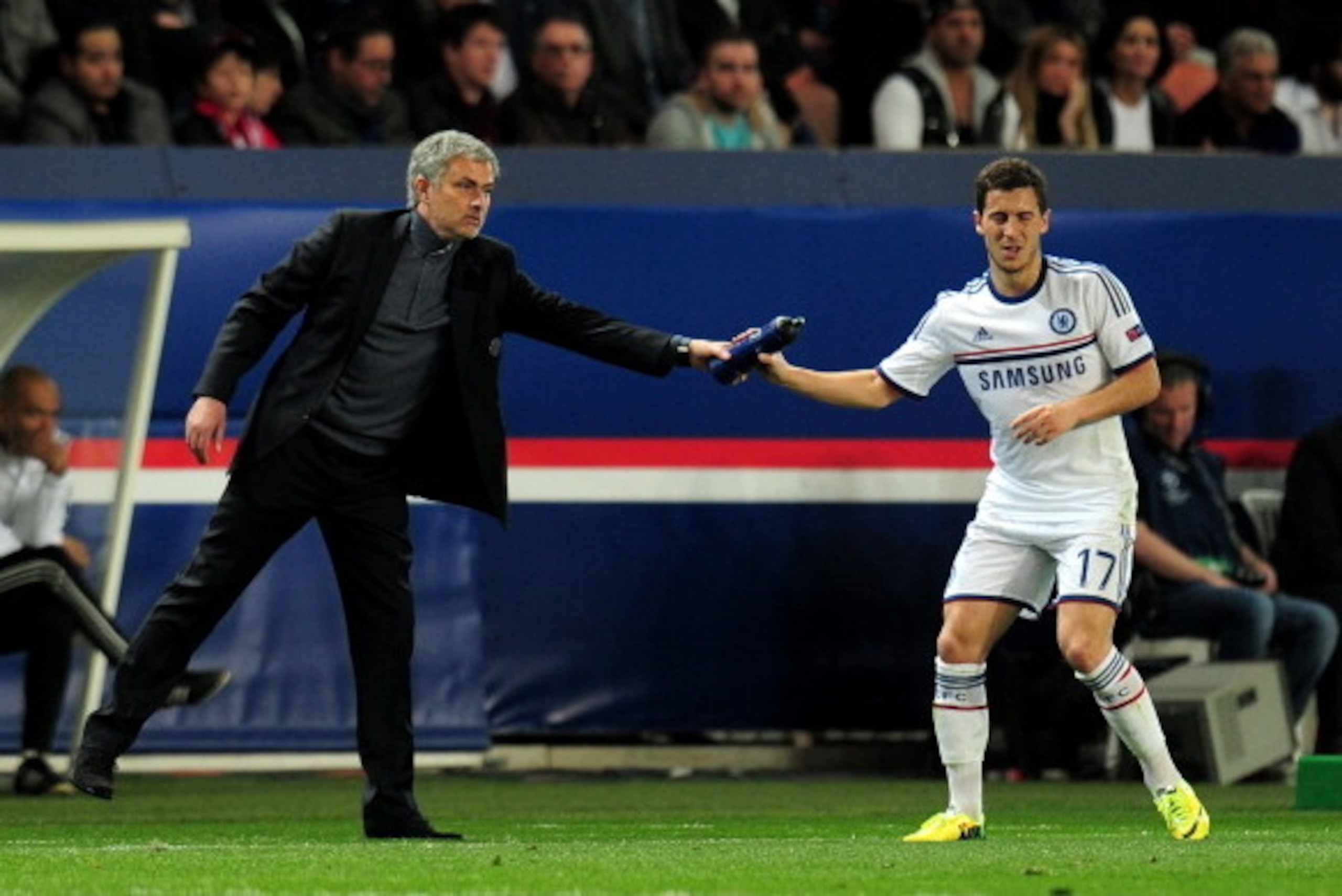 PARIS, FRANCE - APRIL 02:  Jose Mourinho the Chelsea manager hands a water bottle to Eden Hazard of Chelsea during the UEFA Champions League quarter final, first leg match between Paris Saint Germain and Chelsea at Parc des Princes on April 2, 2014 in Par