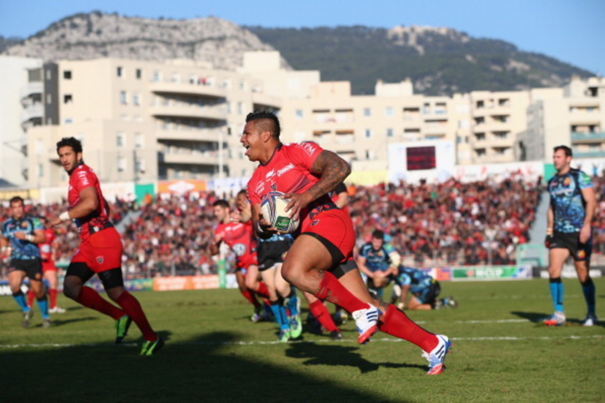 TOULON, FRANCE - DECEMBER 14:  David Smith (2R) of Toulon scores his sides opening try during the Heineken Cup Pool Two match between Toulon and Exeter Chiefs at the Felix Mayol Stadium on December 14, 2013 in Toulon, France.  (Photo by Michael Steele/Get