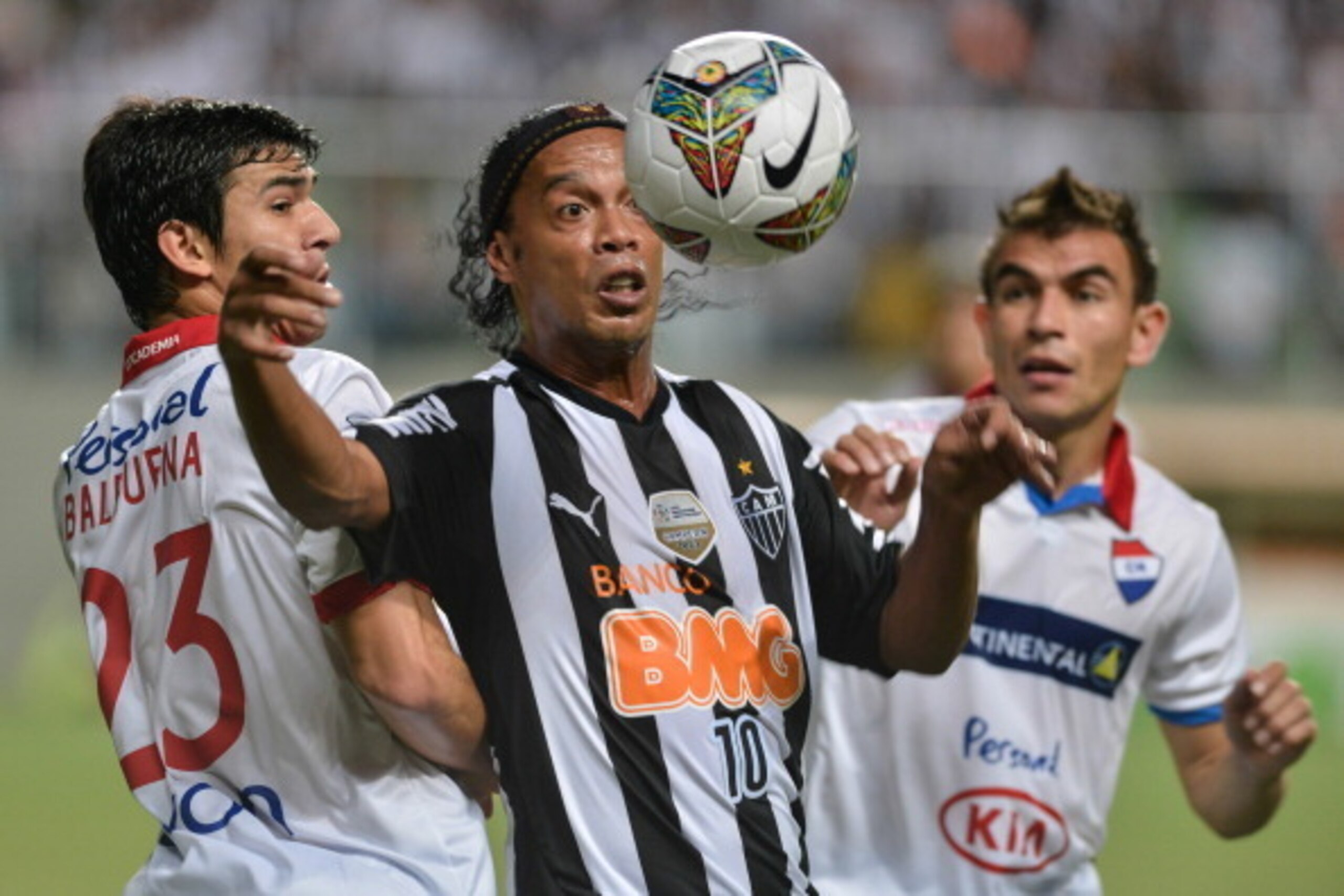 BELO HORIZONTE, BRAZIL - MARCH 19: Fabian Balbuena of Nacional and Ronaldinho Gaucho of Atletico during the match between Atletico MG v Nacional for the Copa Briedgestone Libertadores 2014 at Independencia Stadium on March 19, 2014 in Belo Horizonte, Braz