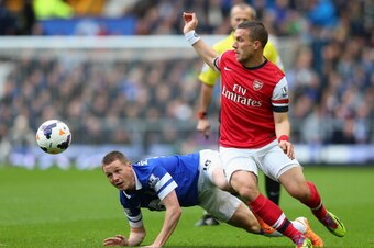 LIVERPOOL, ENGLAND - APRIL 06:   James McCarthy of Everton  competes with Lukas Podolski of Arsenal during the Barclays Premier League match between Everton and Arsenal at Goodison Park on April 6, 2014 in Liverpool, England.  (Photo by Alex Livesey/Getty