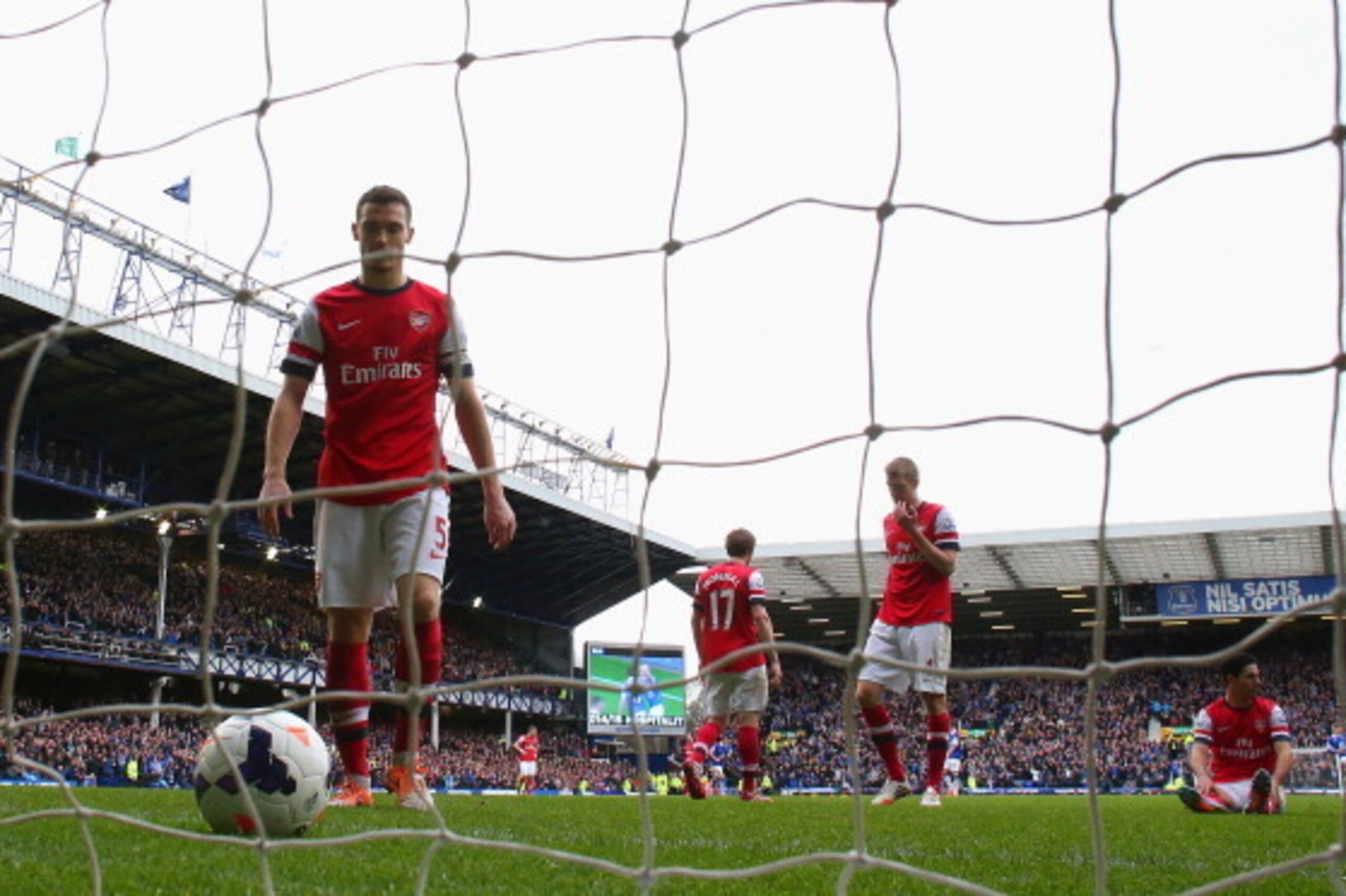 LIVERPOOL, ENGLAND - APRIL 06:  The Arsenal players react after conceding the third goal during the Barclays Premier League match between Everton and Arsenal at Goodison Park on April 6, 2014 in Liverpool, England.  (Photo by Alex Livesey/Getty Images)