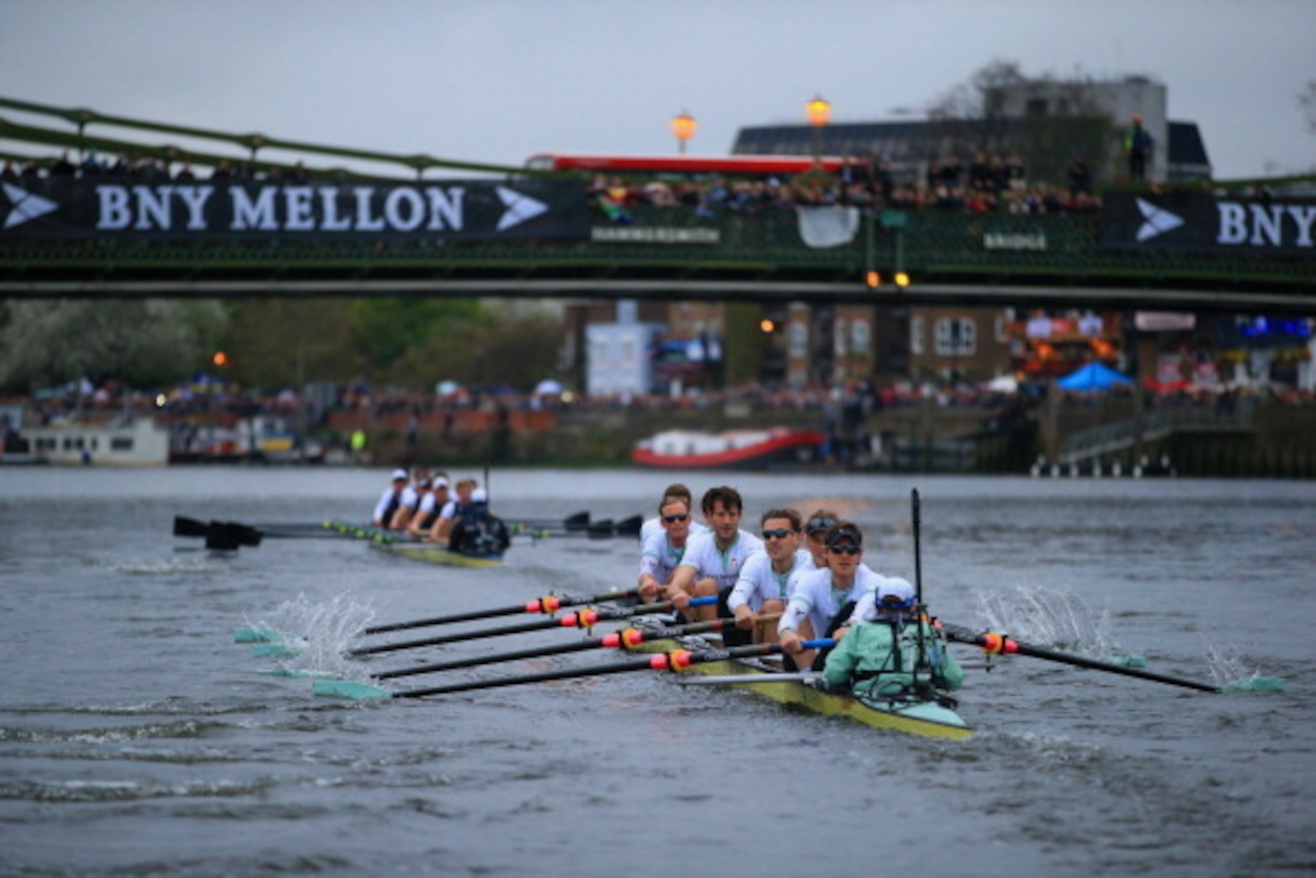 LONDON, ENGLAND - APRIL 06:  The Oxford crew lead the Cambridge crew during the BNY Mellon 160th Oxford versus Cambridge University Boat Race on The River Thameson April 6, 2014 in London, England.  (Photo by Richard Heathcote/Getty Images)