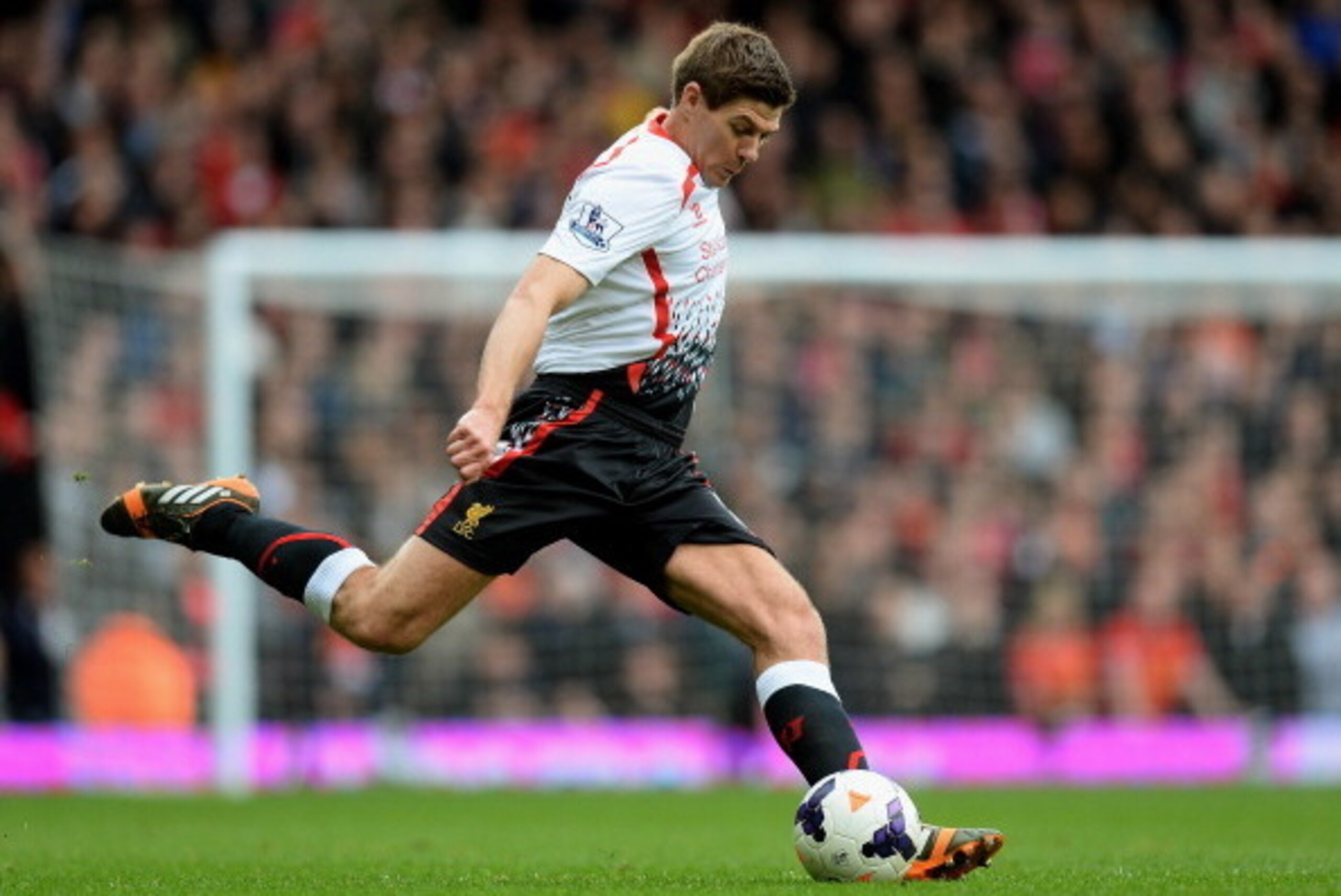 LONDON, ENGLAND - APRIL 06:  Steven Gerrard of Liverpool in action during the Barclays Premier League match between West Ham United and Liverpool at Boleyn Ground on April 6, 2014 in London, England.  (Photo by Mike Hewitt/Getty Images)