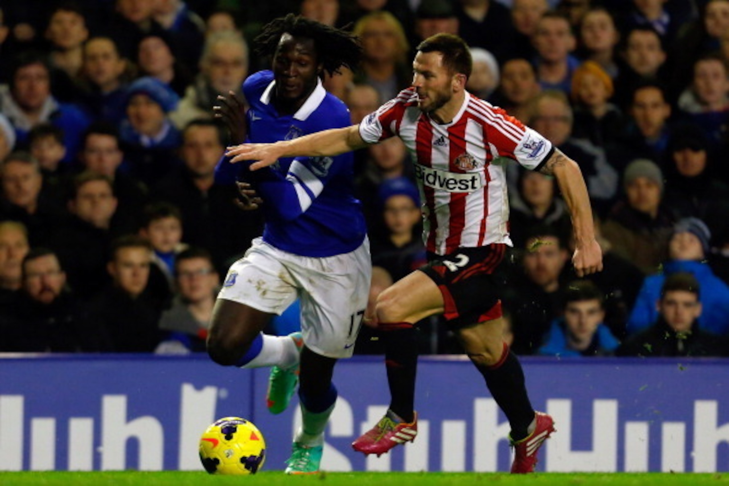 LIVERPOOL, ENGLAND - DECEMBER 26: Romelu Lukaku (L) of Everton in action with Phillip Bardsley of Sunderland during the Barclays Premier League match between Everton and Sunderland at Goodison Park on December 26, 2013 in Liverpool, England. (Photo by Pau LIVERPOOL, ENGLAND - DECEMBER 26: Romelu Lukaku (L) of Everton in action with Phillip Bardsley of Sunderland during the Barclays Premier League match between Everton and Sunderland at Goodison Park on December 26, 2013 in Liverpool, England. (Photo by Pau