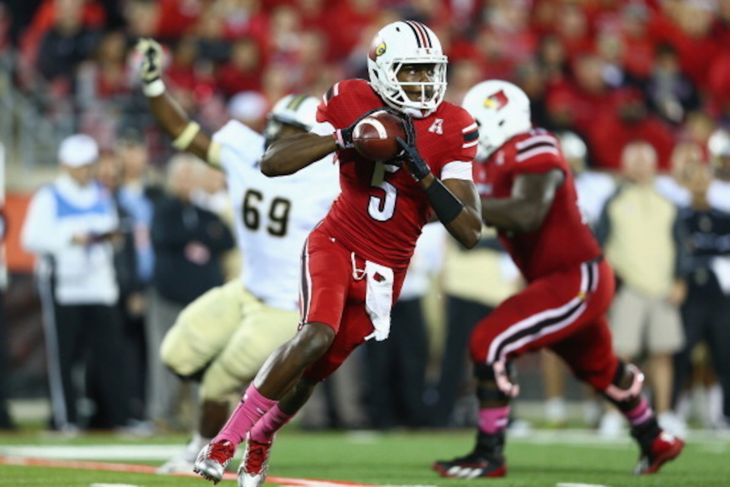 LOUISVILLE, KY - OCTOBER 18: Teddy Bridgewater #5 of the Louisville Cardinals runs with the ball during the game against the Central Florida Knights at Papa John's Cardinal Stadium on October 18, 2013 in Louisville, Kentucky. (Photo by Andy Lyons/Getty LOUISVILLE, KY - OCTOBER 18: Teddy Bridgewater #5 of the Louisville Cardinals runs with the ball during the game against the Central Florida Knights at Papa John's Cardinal Stadium on October 18, 2013 in Louisville, Kentucky. (Photo by Andy Lyons/Getty