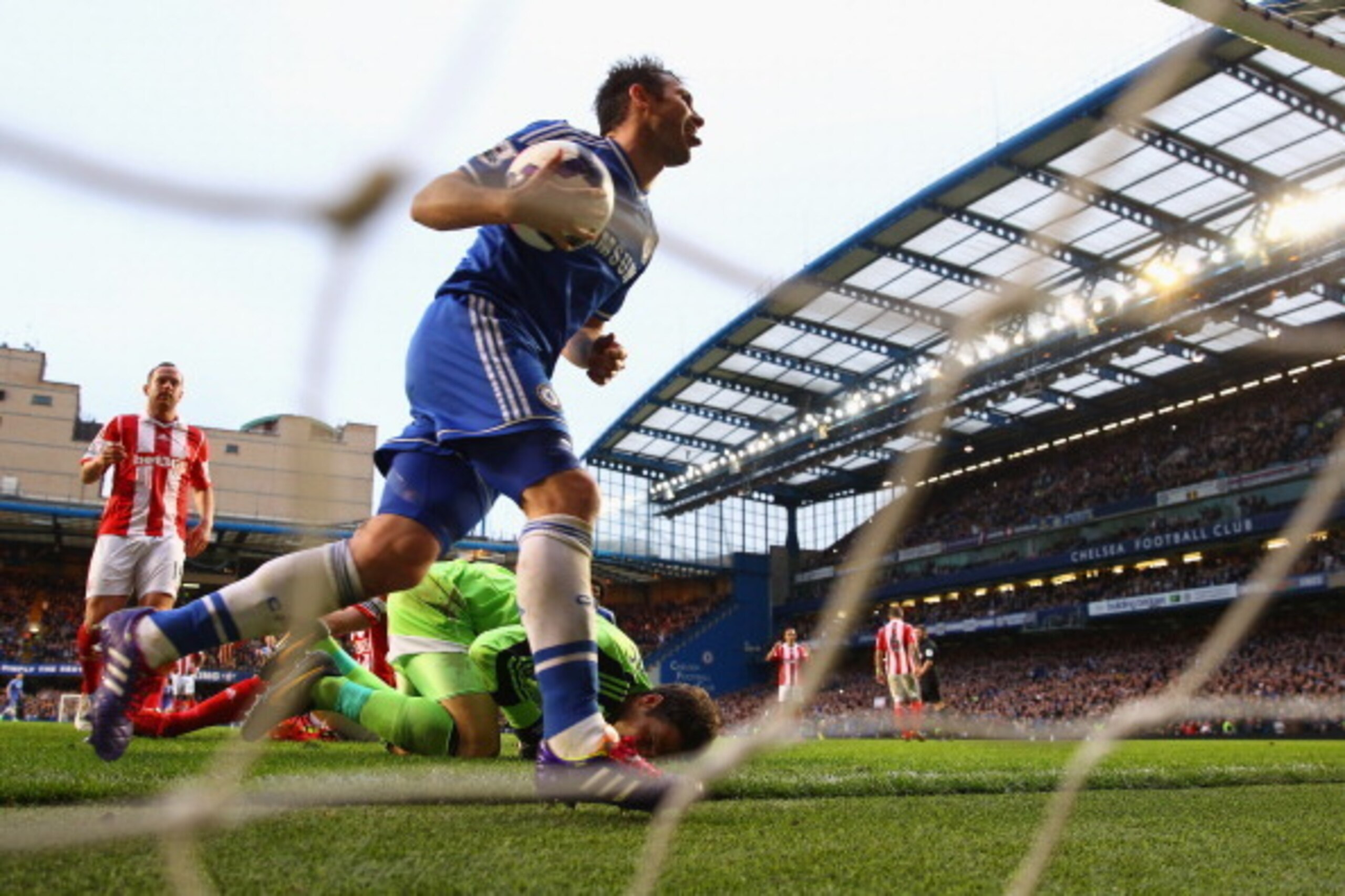 LONDON, ENGLAND - APRIL 05:  Frank Lampard of Chelsea celebrates scoring their second goal from the rebound of his penalty during the Barclays Premier League match between Chelsea and Stoke City at Stamford Bridge on April 5, 2014 in London, England.  (Ph