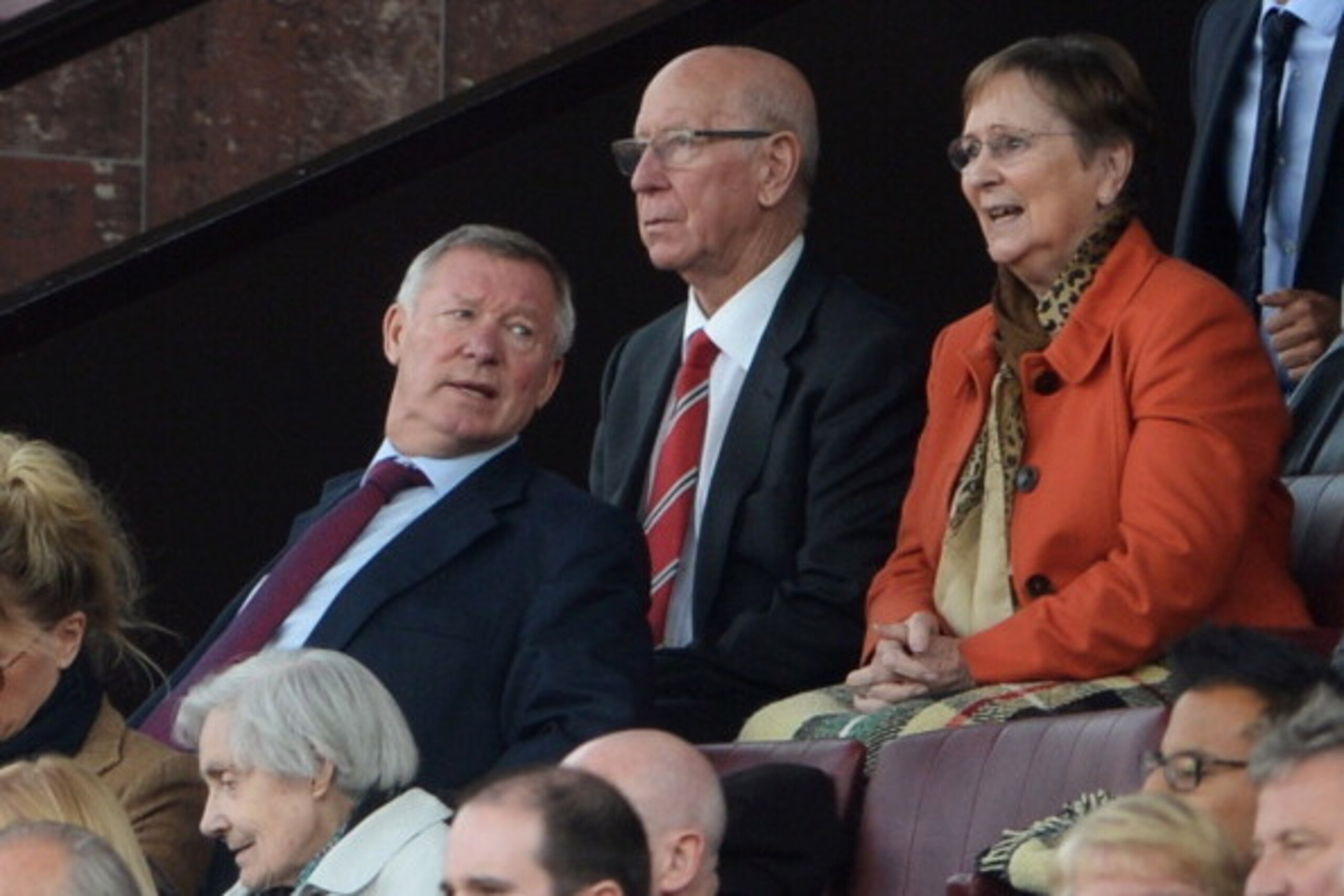 MANCHESTER, ENGLAND - SEPTEMBER 14:  Former Manchester United manager Sir Alex Ferguson sits with Sir Bobby Charlton and his wife Norma during the Barclays Premier League match between Manchester United and Crystal Palace at Old Trafford on September 14,