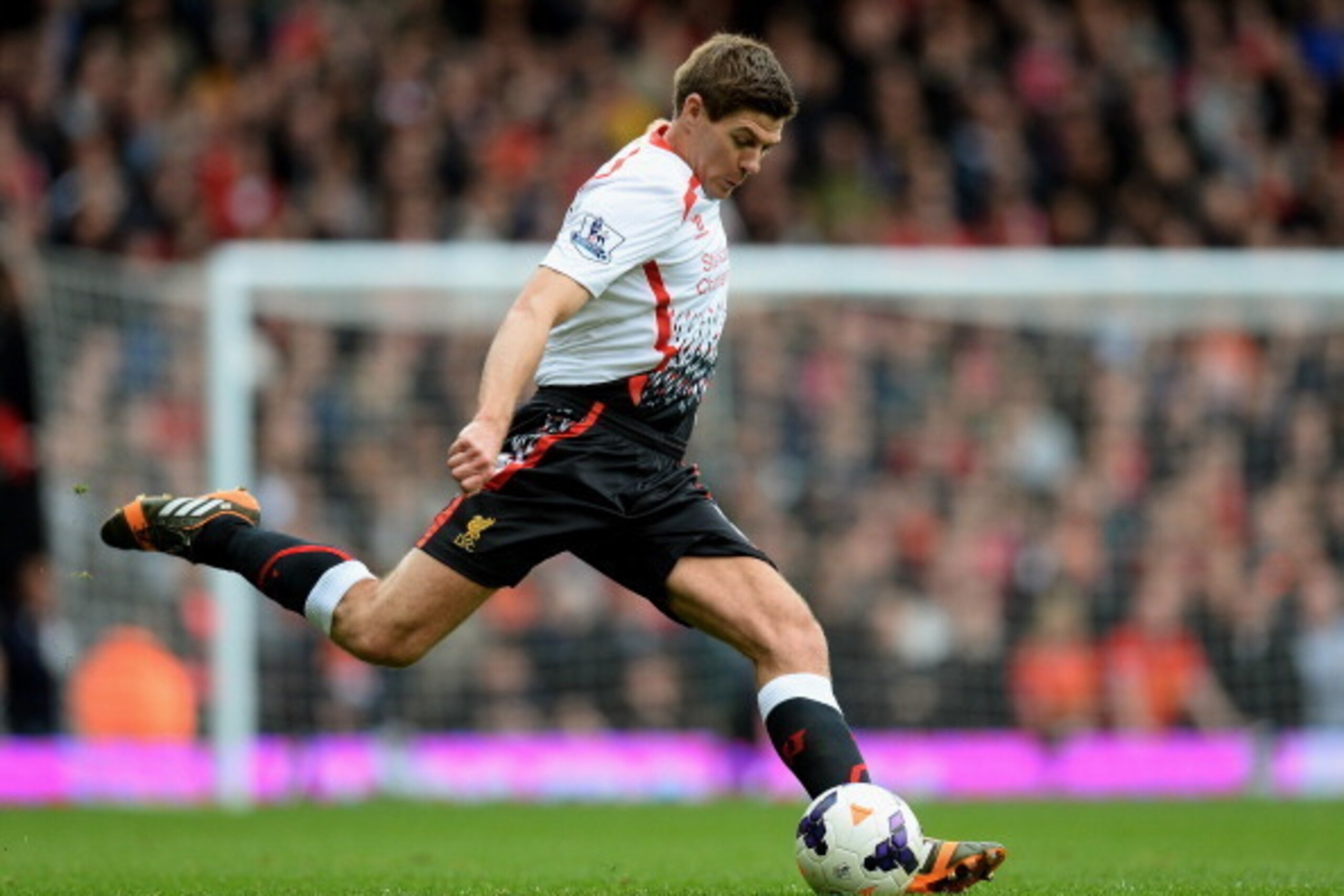 LONDON, ENGLAND - APRIL 06:  Steven Gerrard of Liverpool in action during the Barclays Premier League match between West Ham United and Liverpool at Boleyn Ground on April 6, 2014 in London, England.  (Photo by Mike Hewitt/Getty Images)