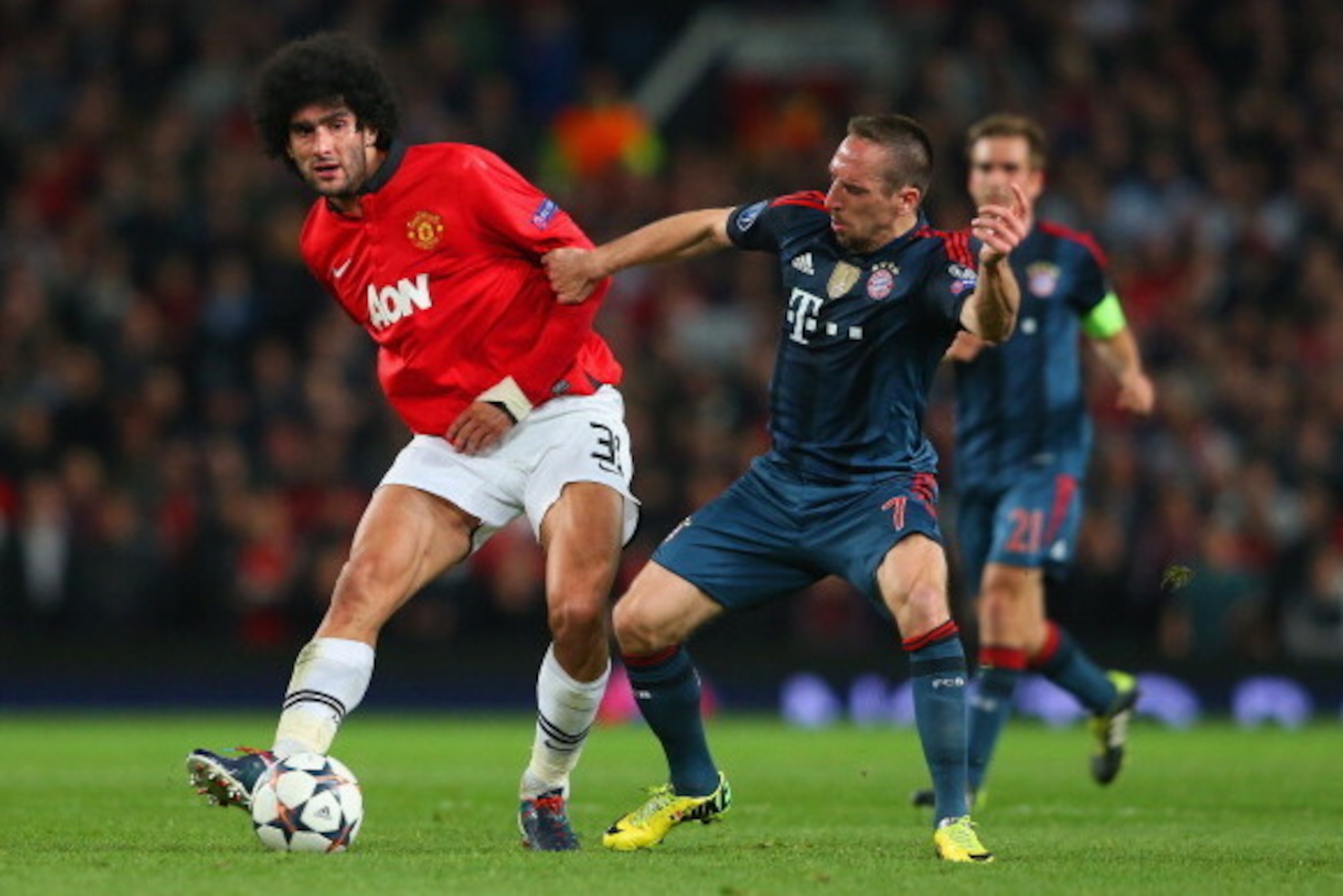 MANCHESTER, ENGLAND - APRIL 01:  Marouane Fellaini of Manchester United and Franck Ribery of Bayern Muenchen battle for the ball during the UEFA Champions League Quarter Final first leg match between Manchester United and FC Bayern Muenchen at Old Traffor