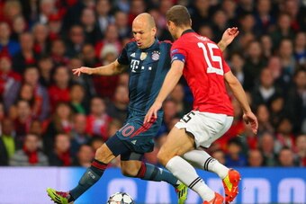 MANCHESTER, ENGLAND - APRIL 01:  Nemanja Vidic of Manchester United closes down Arjen Robben of Bayern Muenchen during the UEFA Champions League Quarter Final first leg match between Manchester United and FC Bayern Muenchen at Old Trafford on April 1, 201