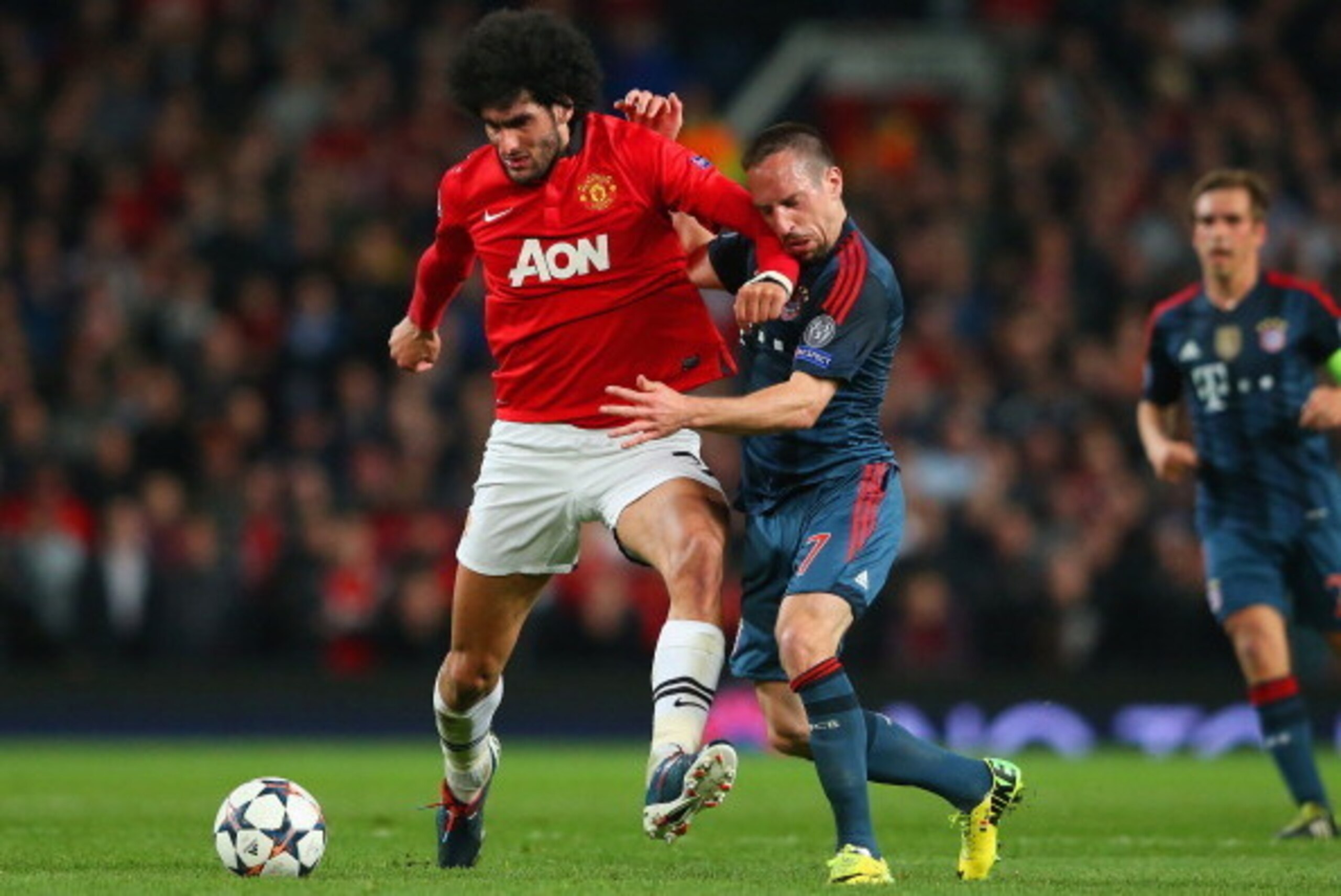 MANCHESTER, ENGLAND - APRIL 01:  Marouane Fellaini of Manchester United and Franck Ribery of Bayern Muenchen battle for the ball during the UEFA Champions League Quarter Final first leg match between Manchester United and FC Bayern Muenchen at Old Traffor