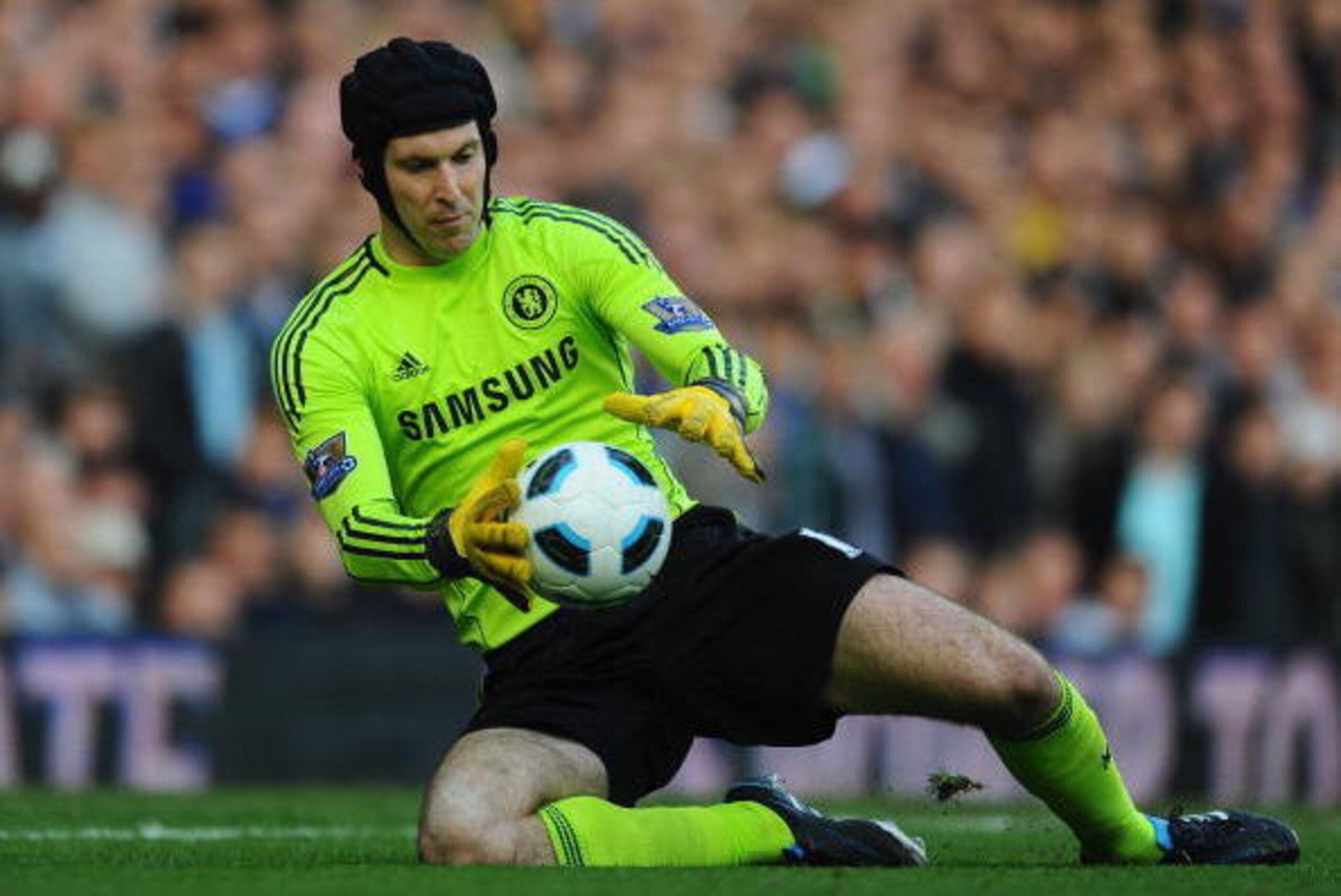 LONDON, ENGLAND - OCTOBER 03:  Peter Cech of Chelsea in action during the Barclays Premier League match between Chelsea and Arsenal at Stamford Bridge on October 3, 2010 in London, England.  (Photo by Mike Hewitt/Getty Images)