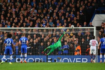 LONDON, ENGLAND - APRIL 08: Salvatore Sirigu of PSG as Oscar of Chelsea's freekick hits the woodwork during the UEFA Champions League Quarter Final second leg match between Chelsea and Paris Saint-Germain FC at Stamford Bridge on April 8, 2014 in London, LONDON, ENGLAND - APRIL 08: Salvatore Sirigu of PSG as Oscar of Chelsea's freekick hits the woodwork during the UEFA Champions League Quarter Final second leg match between Chelsea and Paris Saint-Germain FC at Stamford Bridge on April 8, 2014 in London,