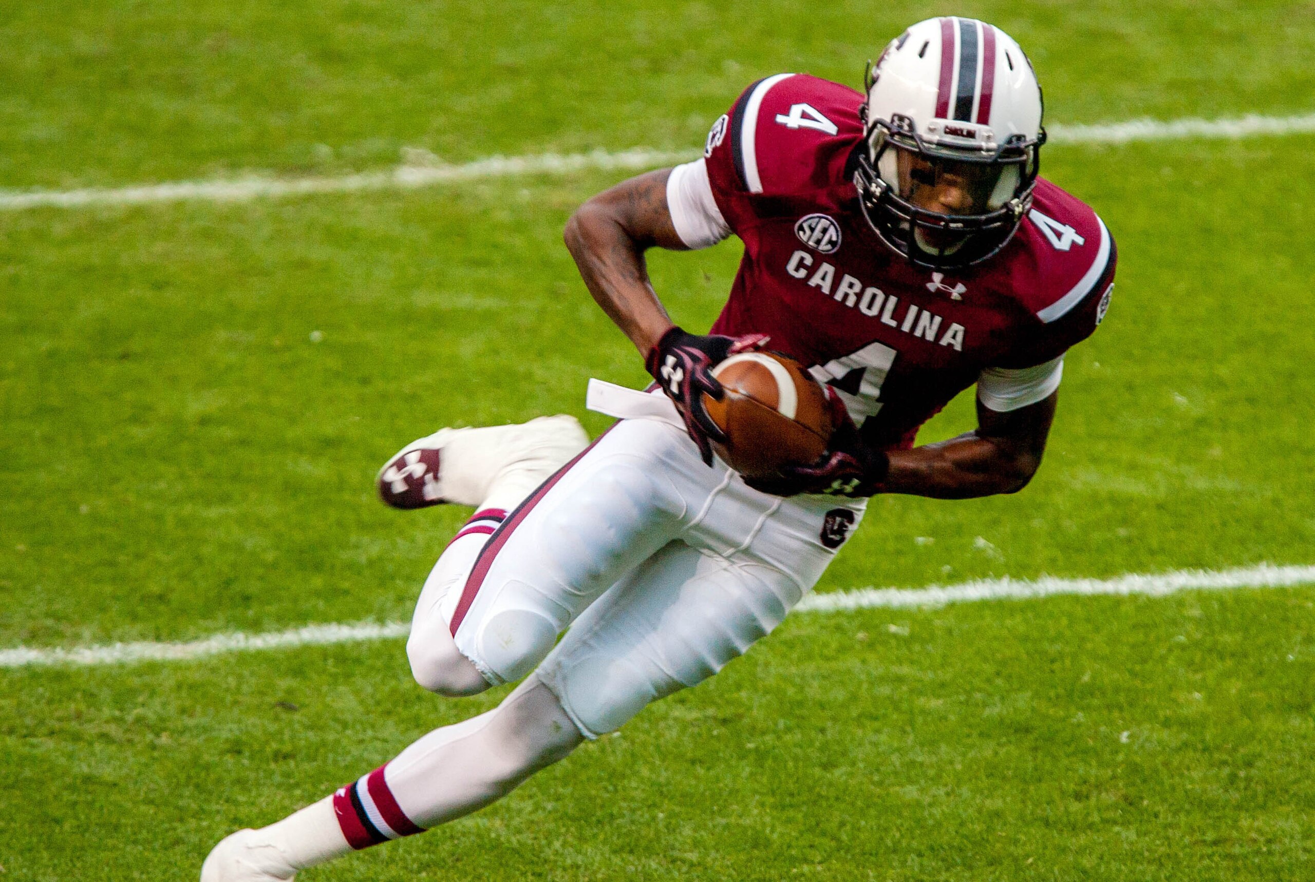 Nov 23, 2013; Columbia, SC, USA; South Carolina Gamecocks wide receiver Shaq Roland (4) makes a touchdown reception against the Coastal Carolina Chanticleers in the first half at Williams-Brice Stadium. Mandatory Credit: Jeff Blake-USA TODAY