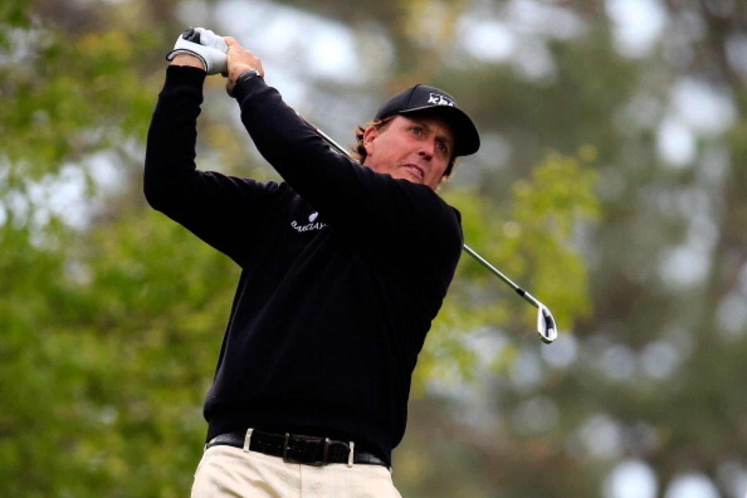 AUGUSTA, GA - APRIL 08:  Phil Mickelson of the United States hits a shot during a practice round prior to the start of the 2014 Masters Tournament at Augusta National Golf Club on April 8, 2014 in Augusta, Georgia.  (Photo by Rob Carr/Getty Images)